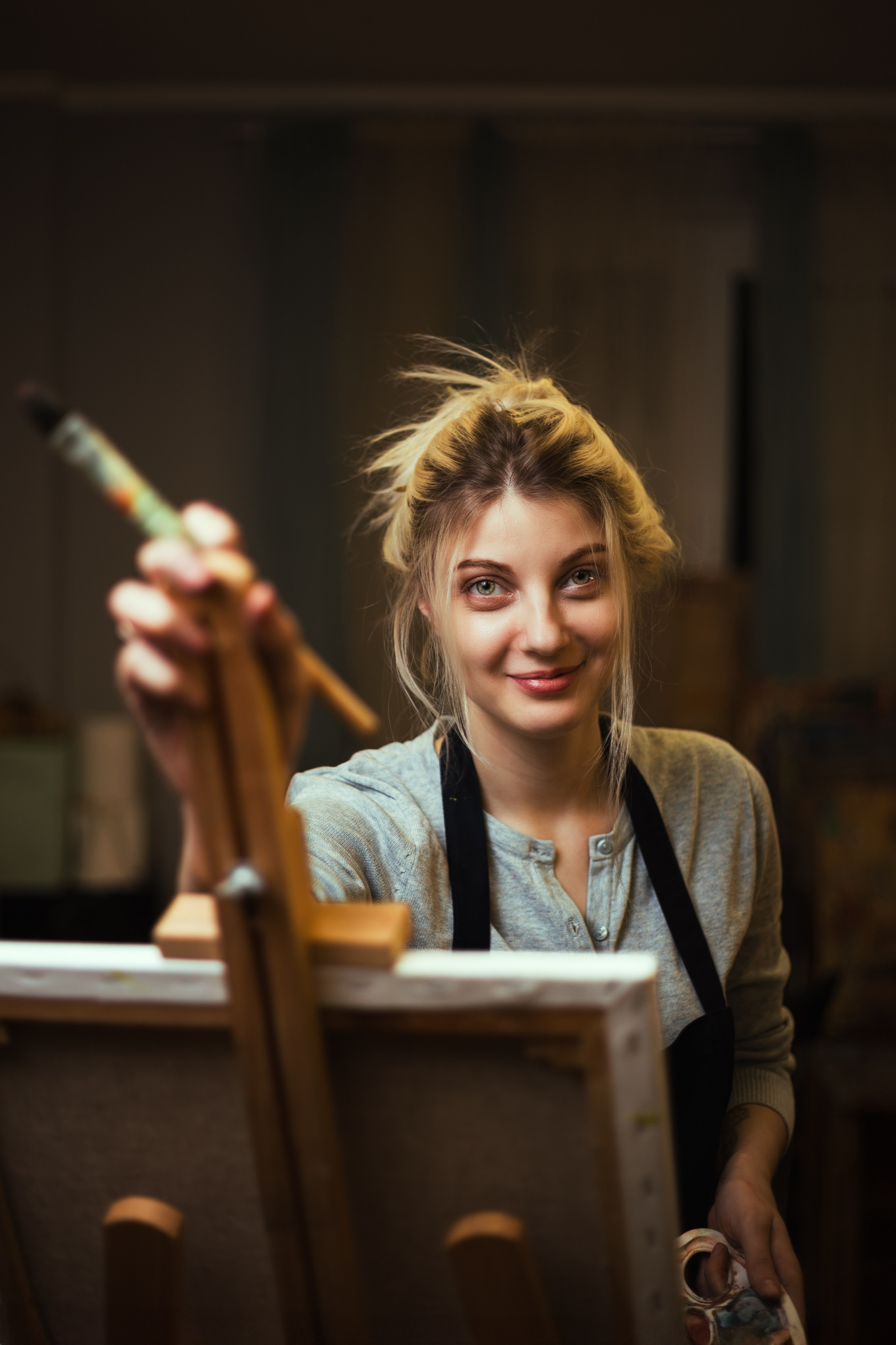 Погрузитесь в мир искусства: девушка рисует в студии, окруженная красками и кистями. Эмоциональные и вдохновляющие моменты, запечатленные в фотографиях. Откройте для себя атмосферу творчества и искусства в нашем альбоме 'Художественная атмосфера'. Девушка, Красивая дувушка, Красотка, Хужожесвенная, Художественная сутдия, Мальберт, Рисование, Краски, Фотосессия, Блоднинка, Творческая, Студия, Чудеево, Кофе, Кисти, Акверель, Портрет, Картина, Исскуство, Позирование, 