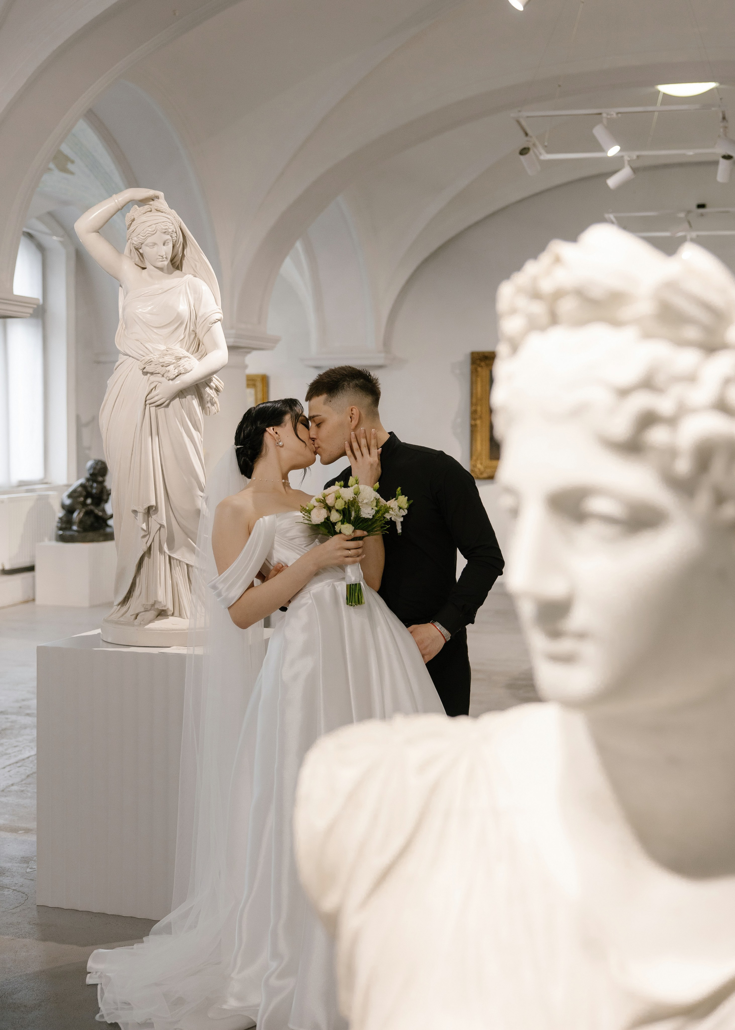 Дарина и Данил в музее изобразительных искусств. Свадебный фотограф в Калининграде Ольга Пасечник