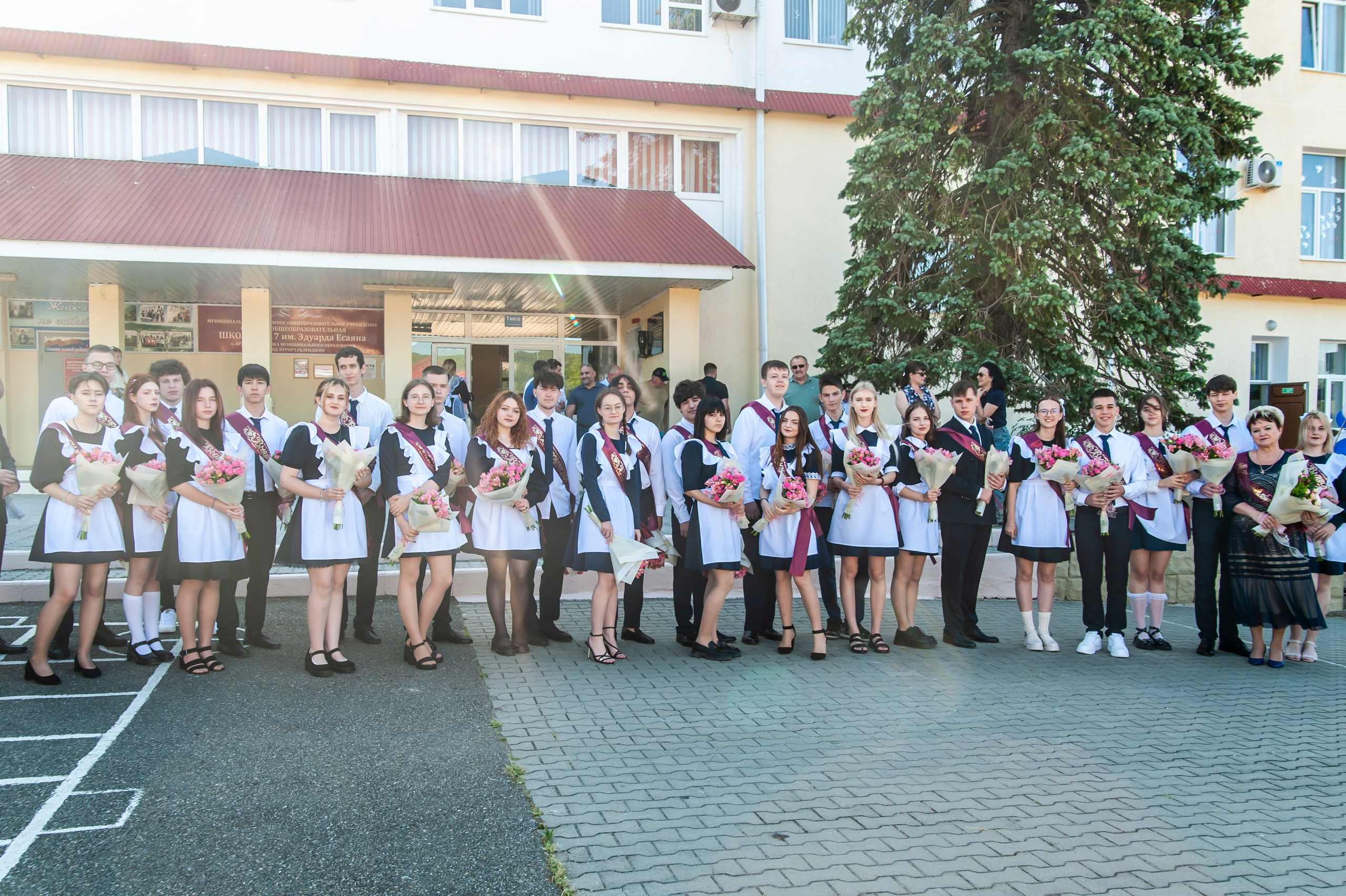 Последний Звонок МАОУ СОШ № 17 им. Эдуарда Есаяна — Архипо-Осиповка. Свадебный и семейный фотограф Денис Лукьянов в Краснодаре, Краснодарском крае и Республике Крым