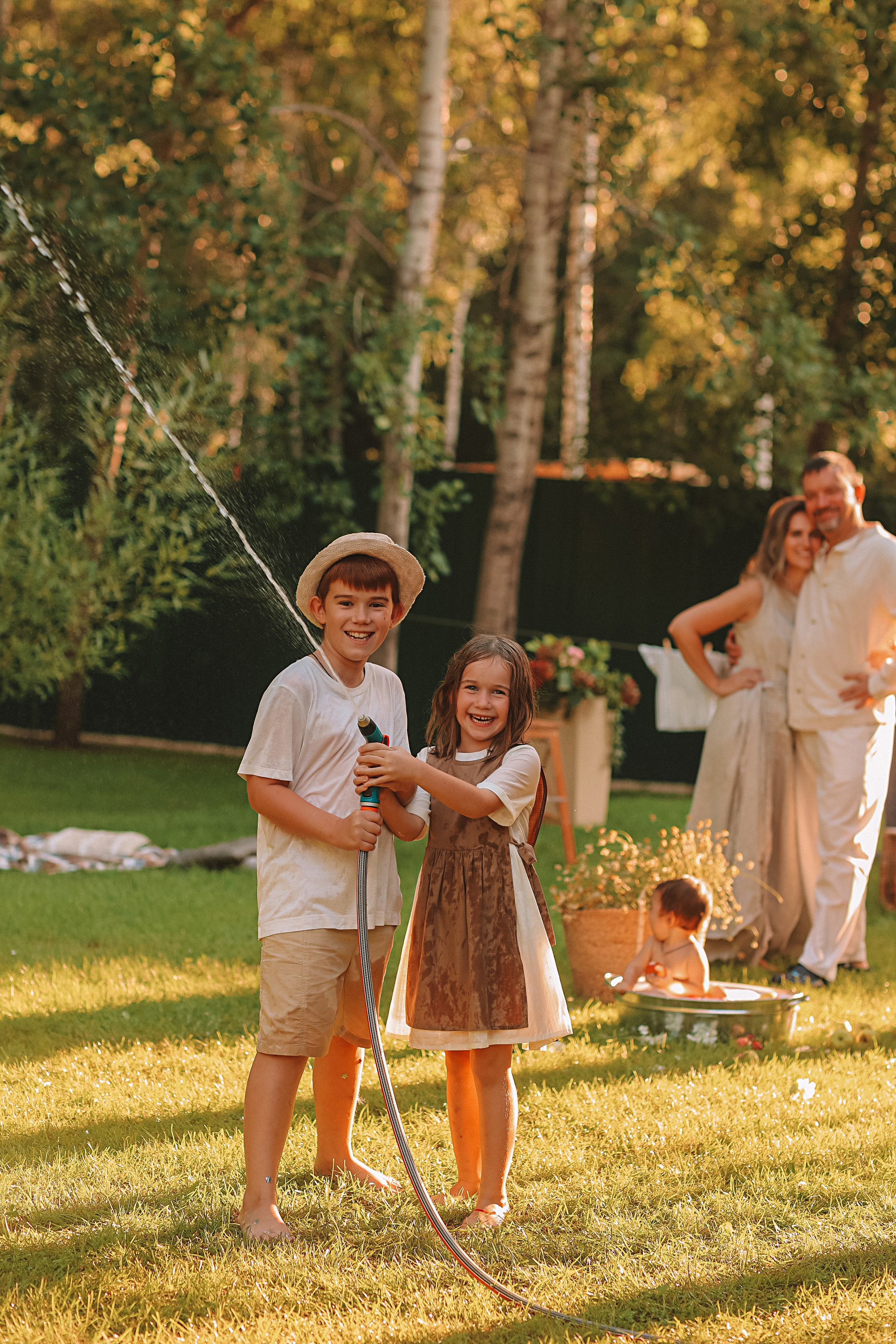 Стирка у дома. Семейный фотограф Тюмень, фотограф на роды Салмина Мария