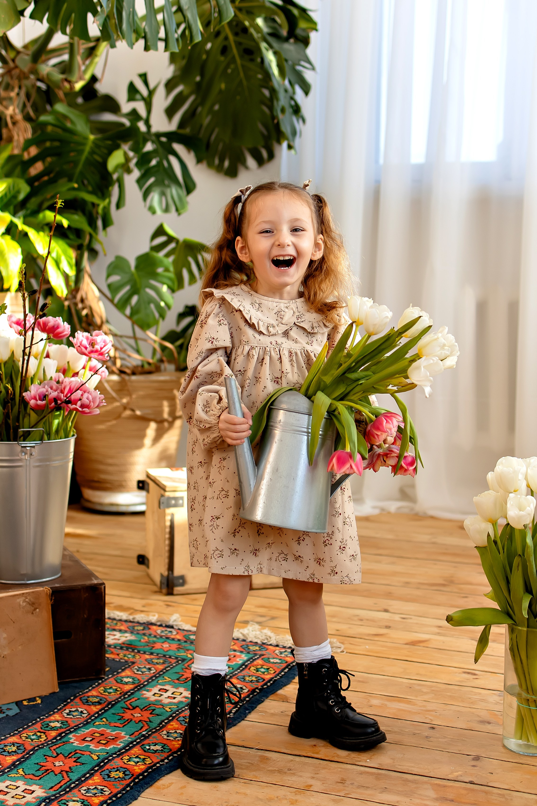 Мия с тюльпанами. Семейный и детский фотограф Оля в Тюмени