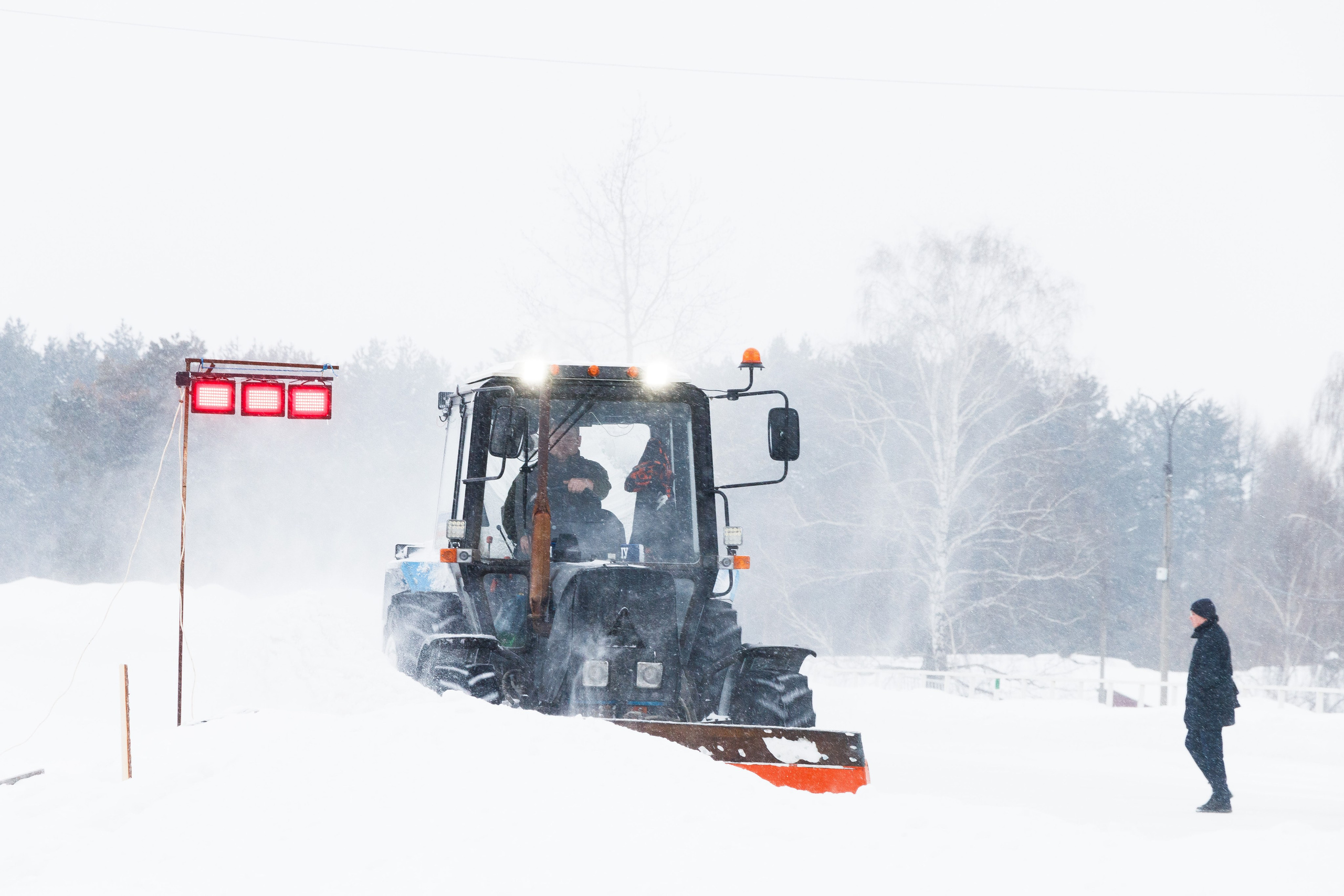 Трактор чистит гоночную трассу