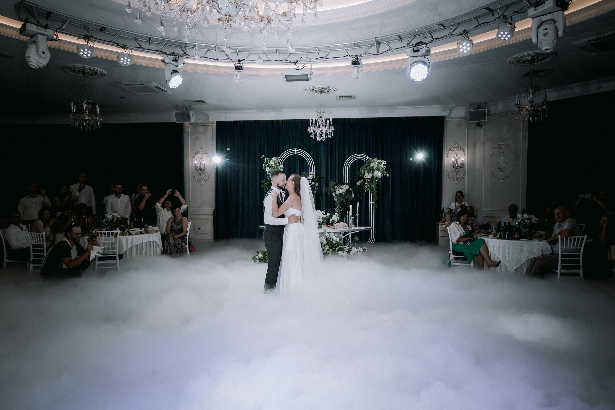 Свадебная прогулка. Эвелина и Дмитрий. Свадебная фотография. Арина Рубах