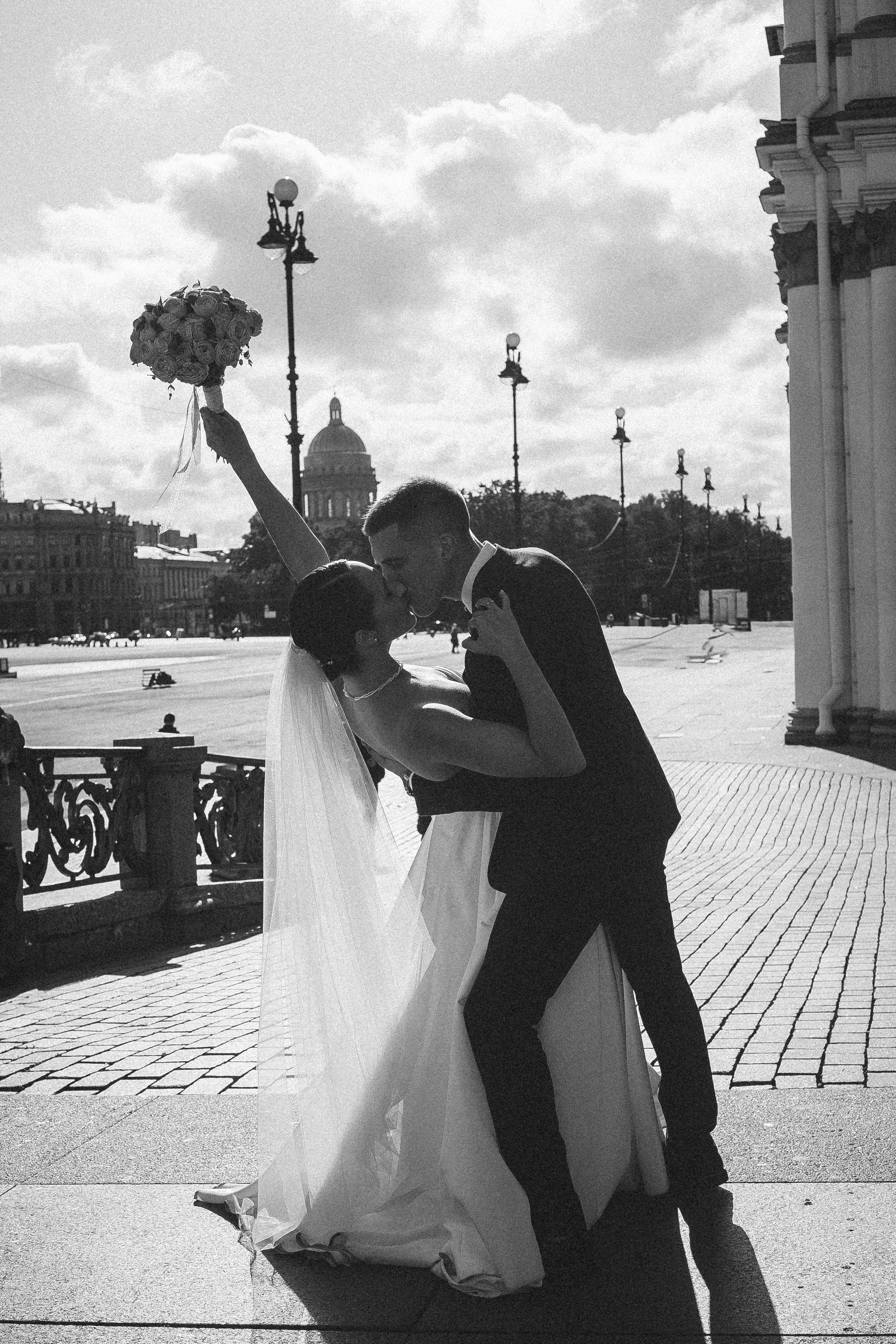 СВАДЕБНАЯ ПРОГУЛКА В САНТК-ПЕТЕРБУРГЕ (ИСАКИЕВСКИЙ СОБОР, ЗИМНЯЯ КАНАВКА, ЭРМИТАЖ И БОЛЬШАЯ МОРСКАЯ УЛИЦА). Профессиональный фотограф, Санкт-Петербург — Виктория Богомолова