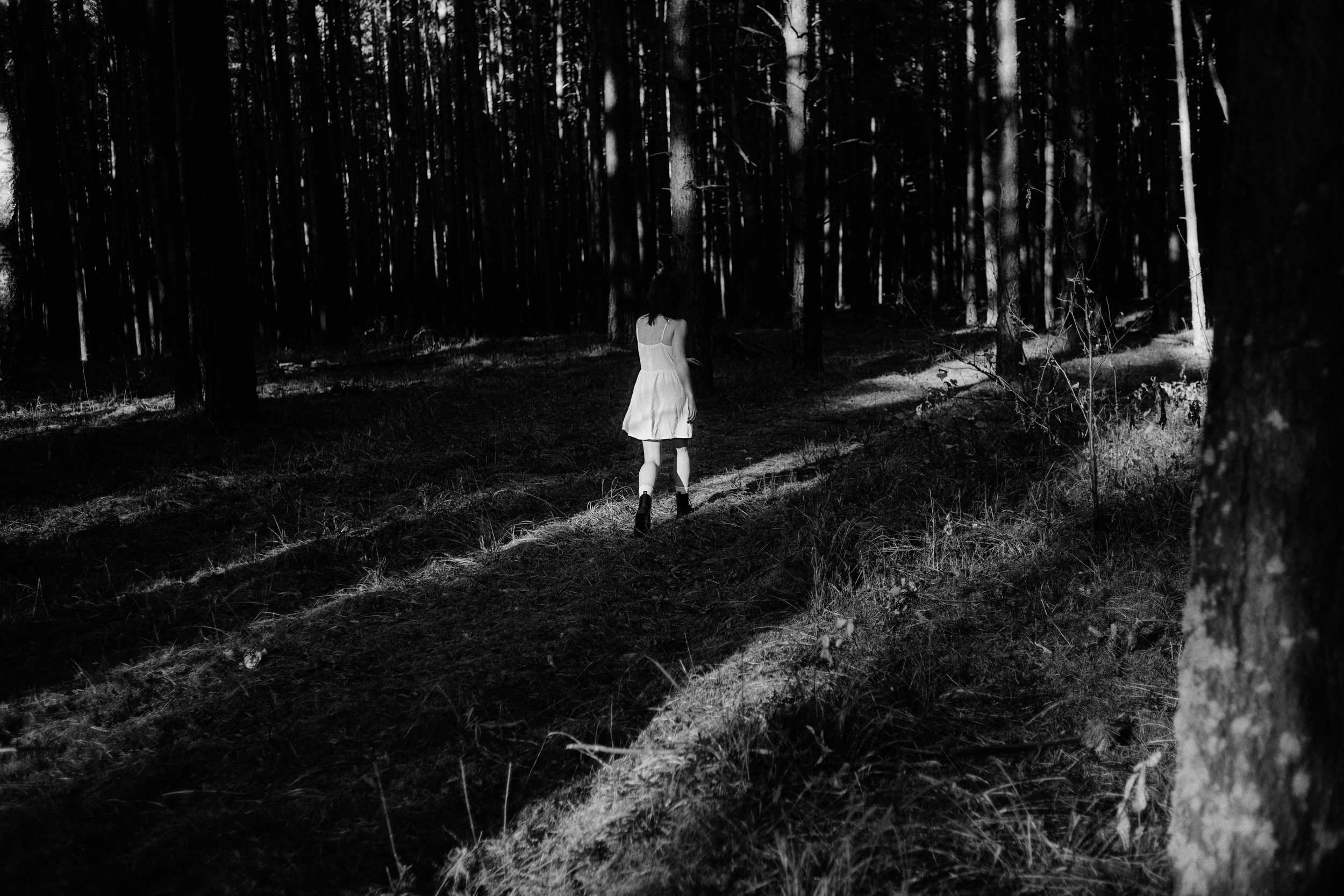 Таинственная фотосессия в хвойном лесу и заброшенном здании Тюмени