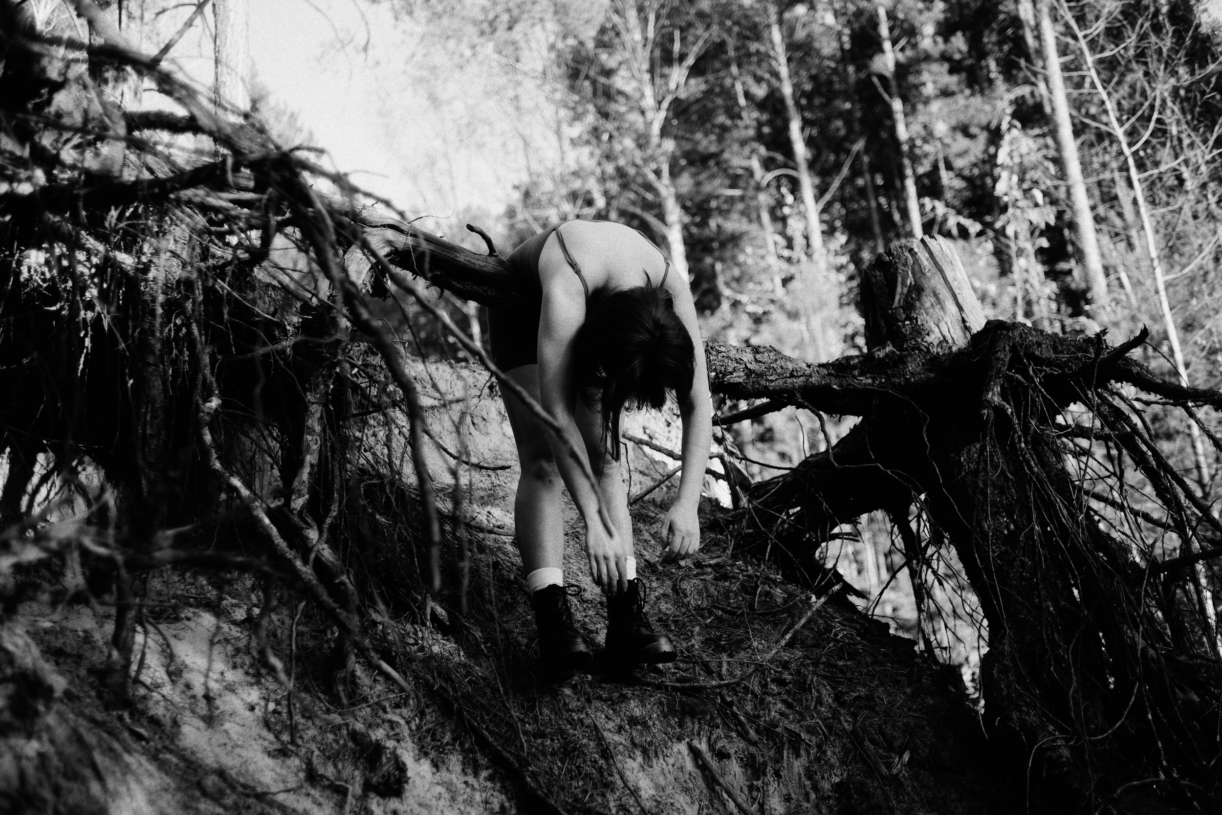 Таинственная фотосессия в хвойном лесу и заброшенном здании Тюмени