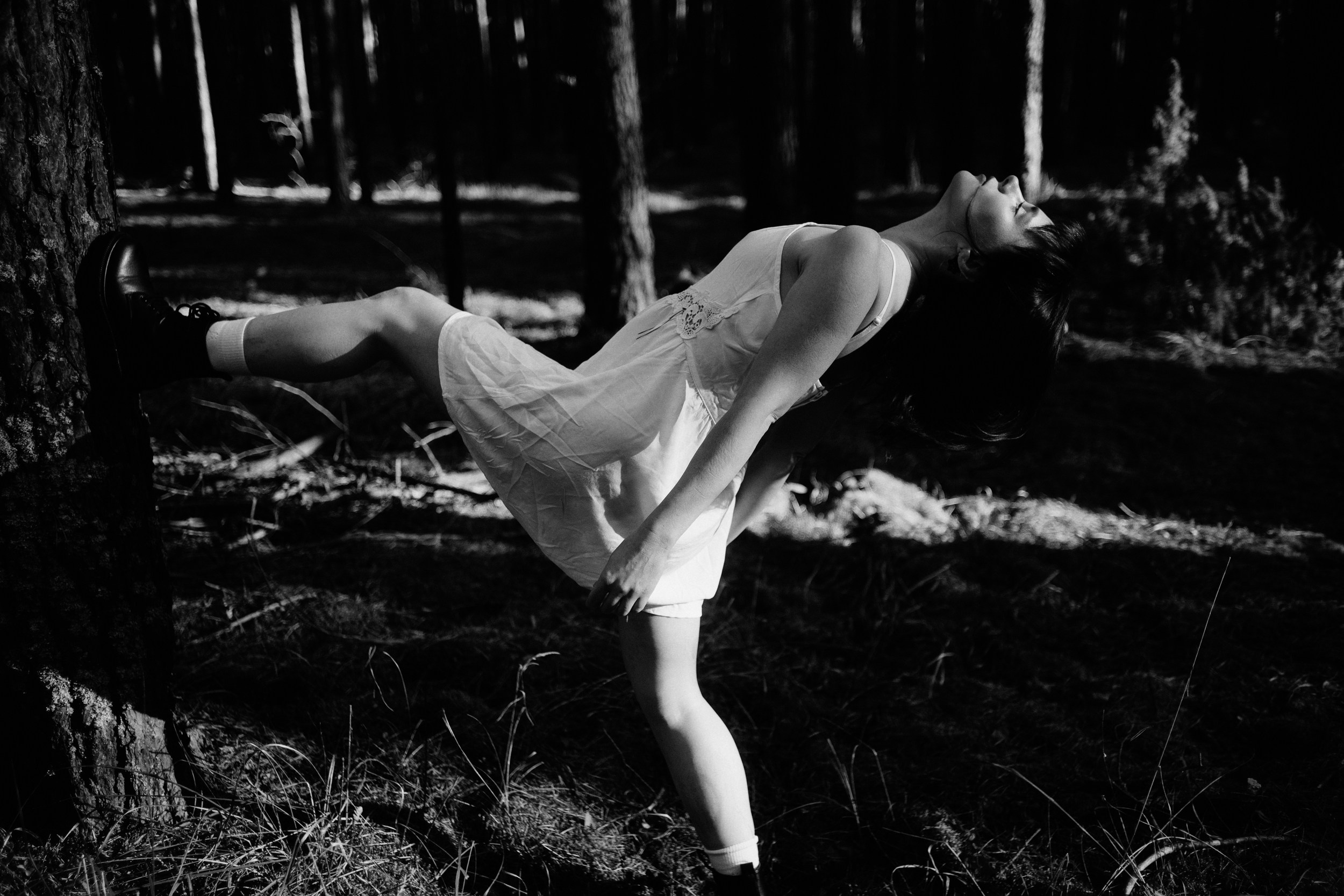 Таинственная фотосессия в хвойном лесу и заброшенном здании Тюмени