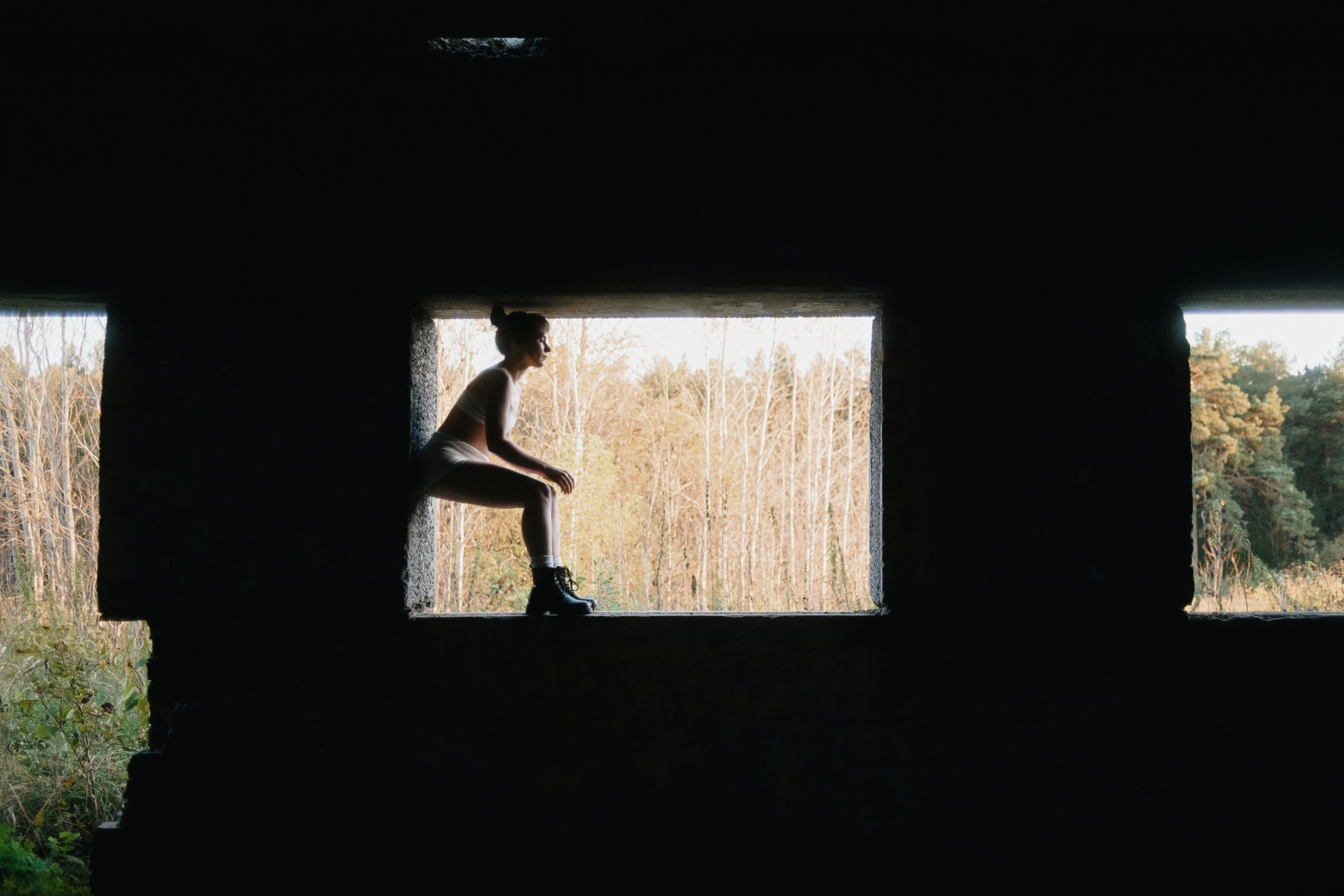 Таинственная фотосессия в хвойном лесу и заброшенном здании Тюмени