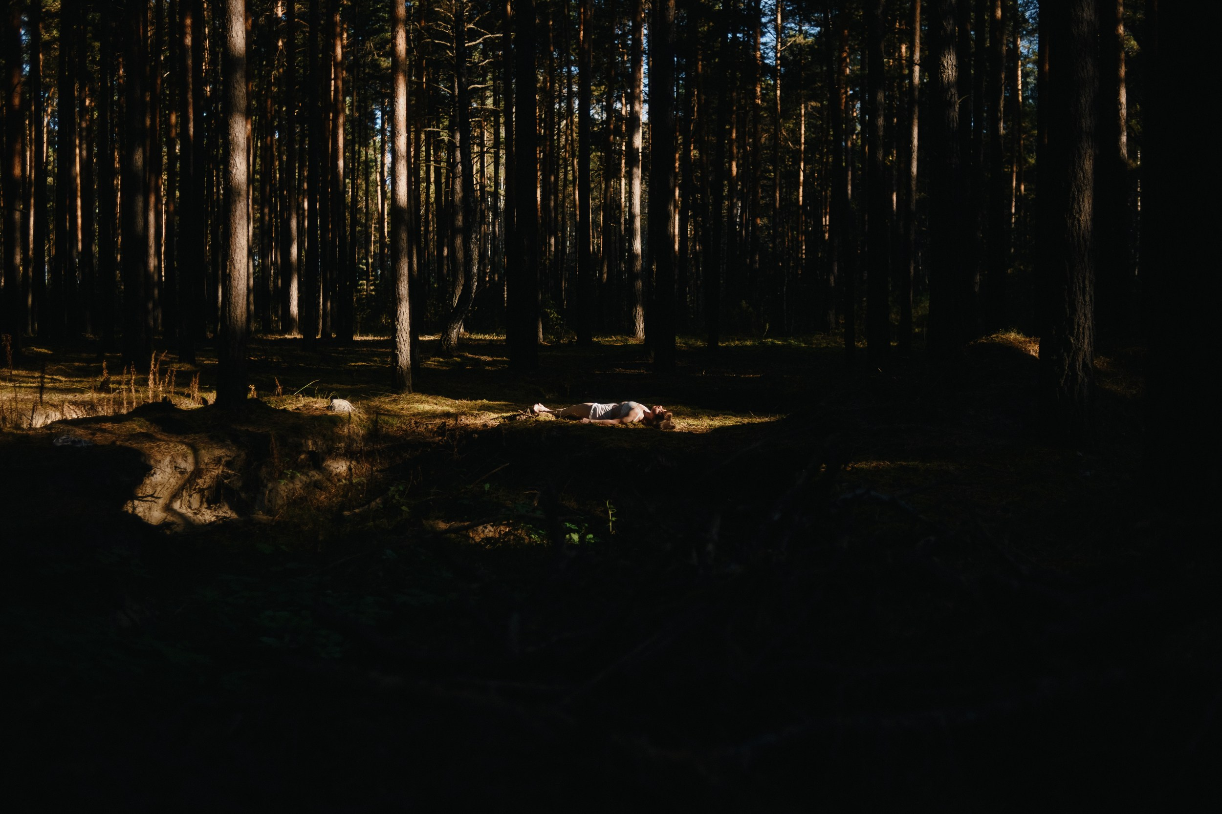 Таинственная фотосессия в хвойном лесу и заброшенном здании Тюмени