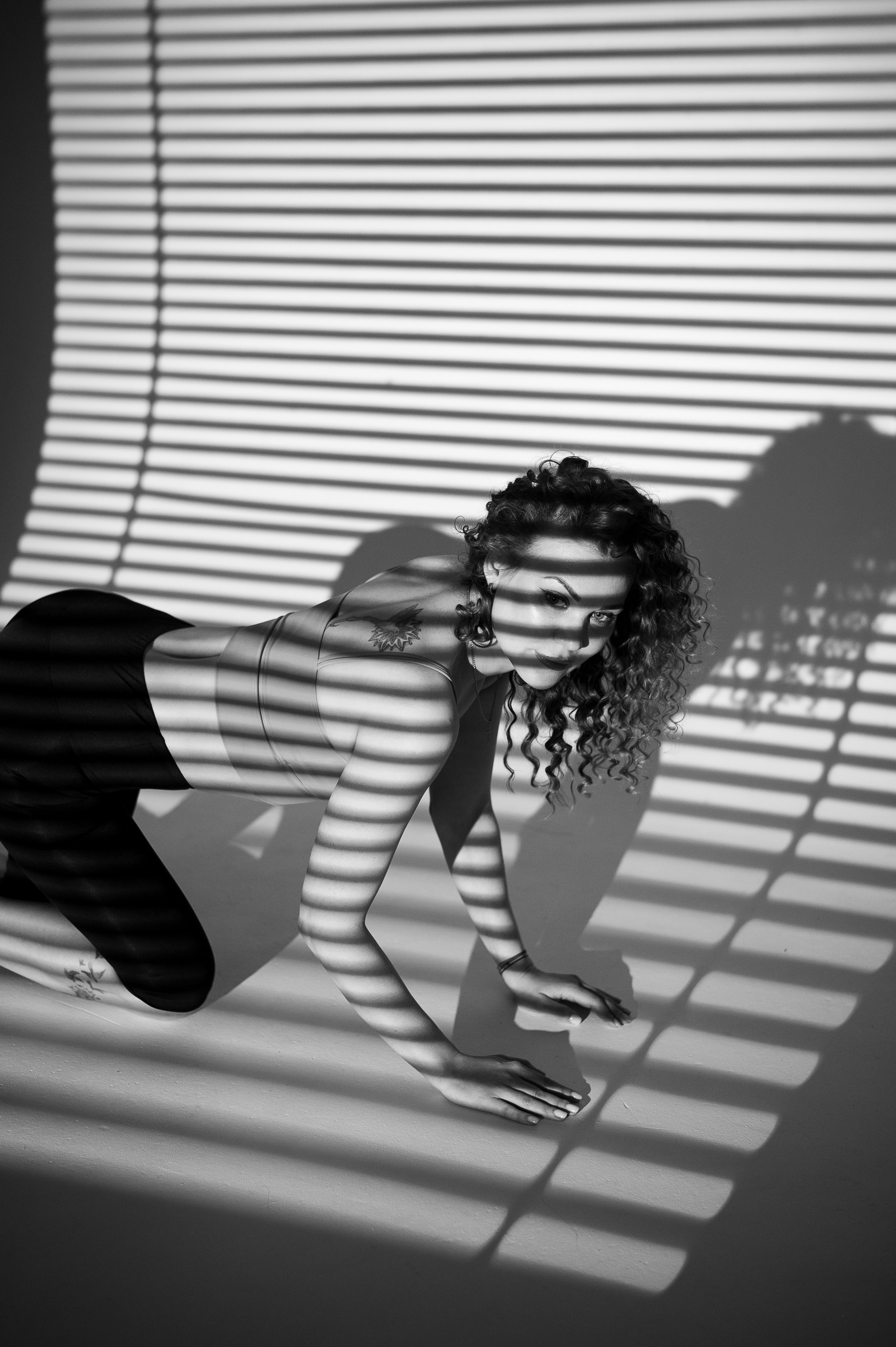 Женская фотосессия с применением рамок и масок на фоне. Женский фотограф Санкт-Петербург Александра Колий