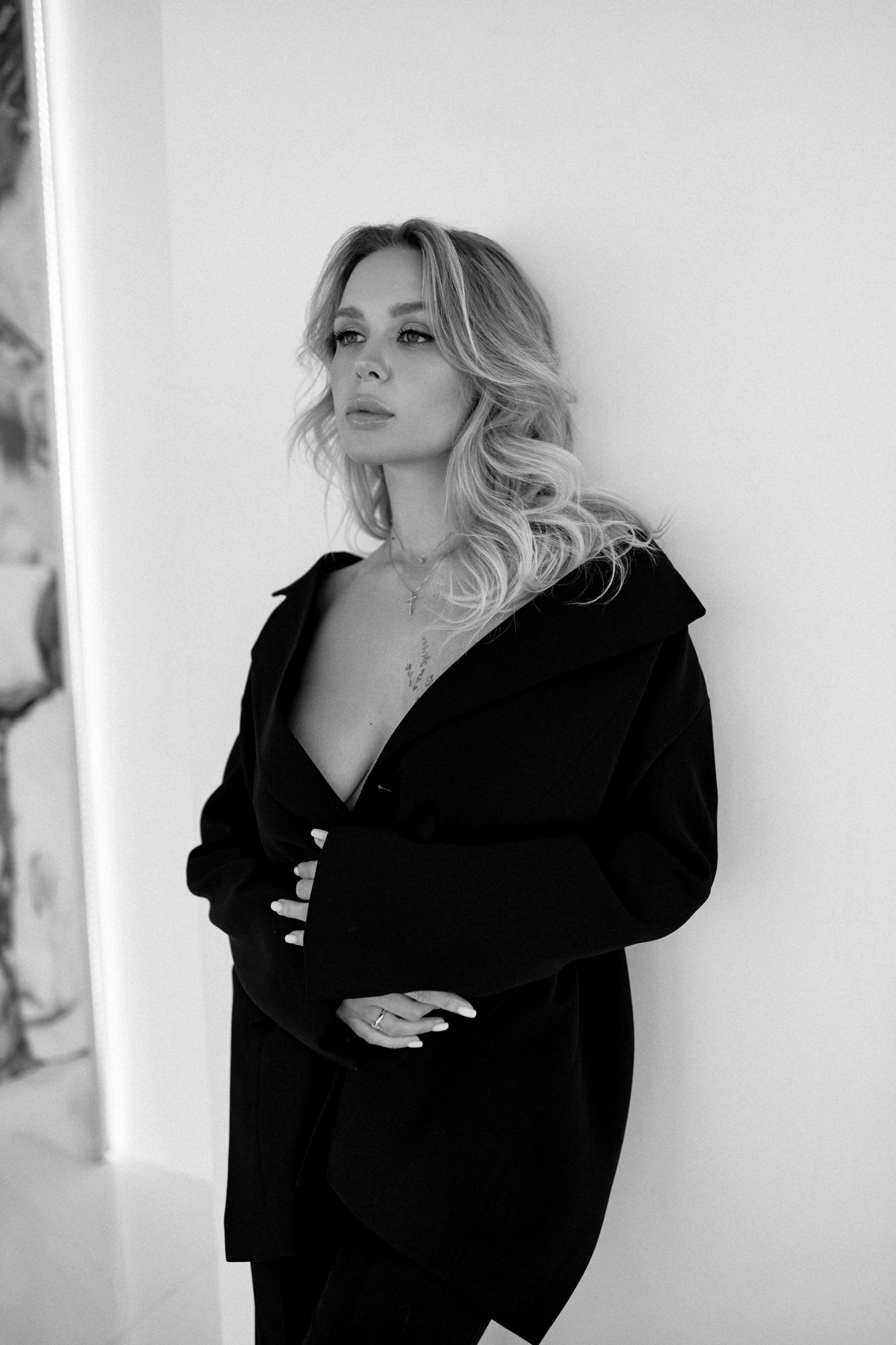 Профессиональная фотосессия в студии с красивым видом на город. Сестры Карабаза. Фотографы и ретушеры в Москве и Санкт-Петербурге