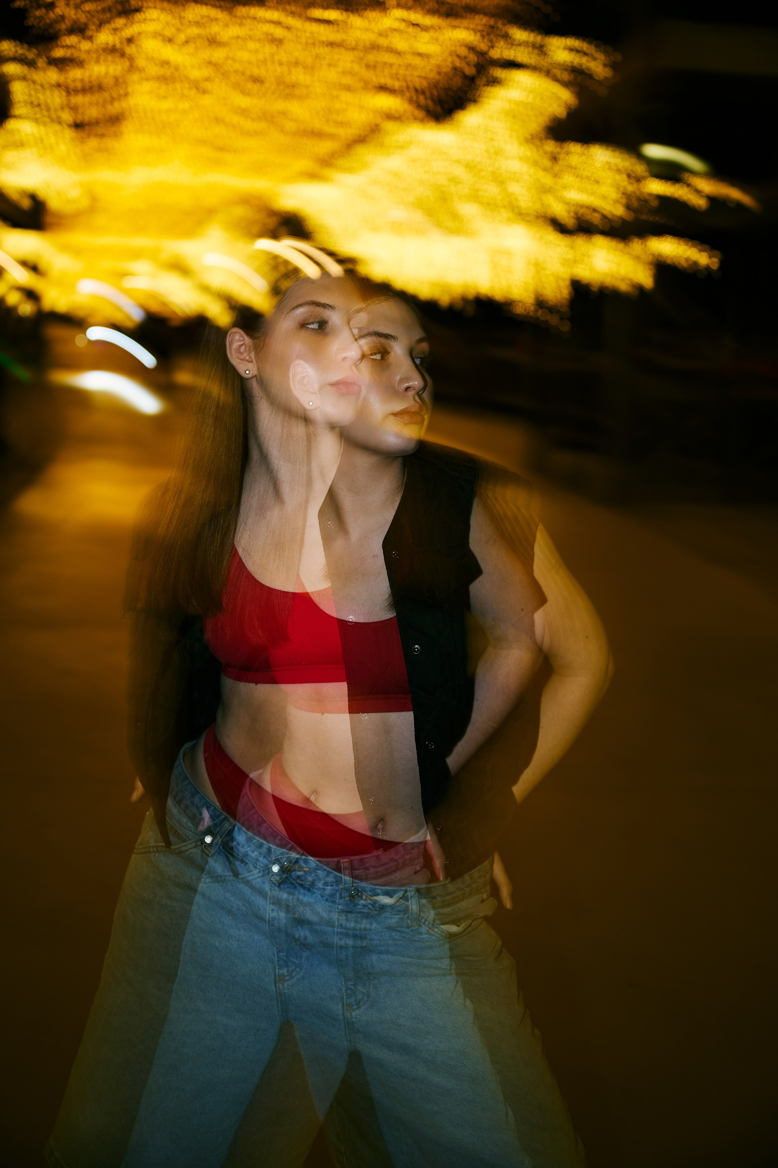 Портрет в полный рост, демонстрирующий образ и фактуру одежды.