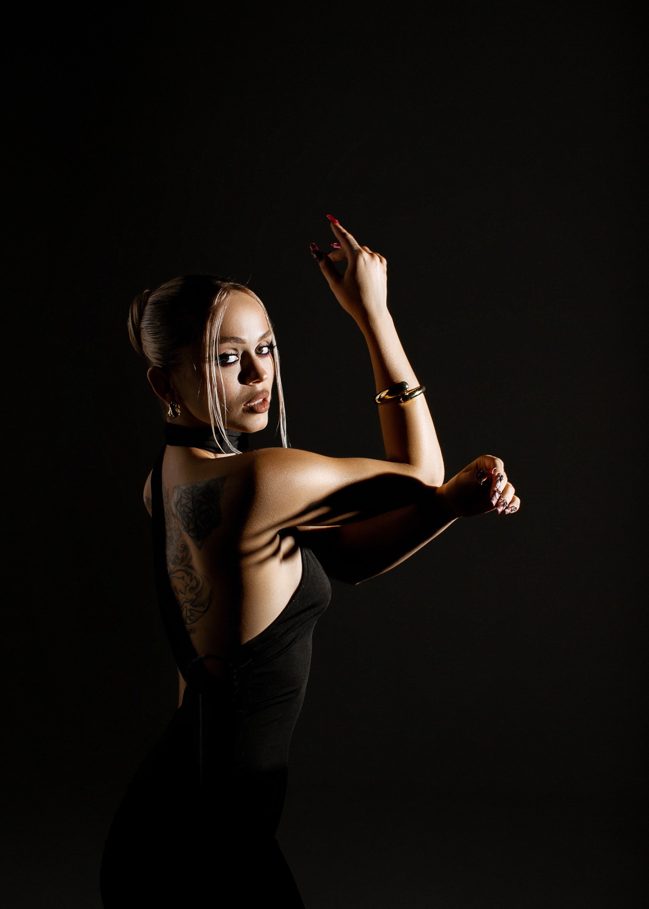 ЛИНА. Женский портрет