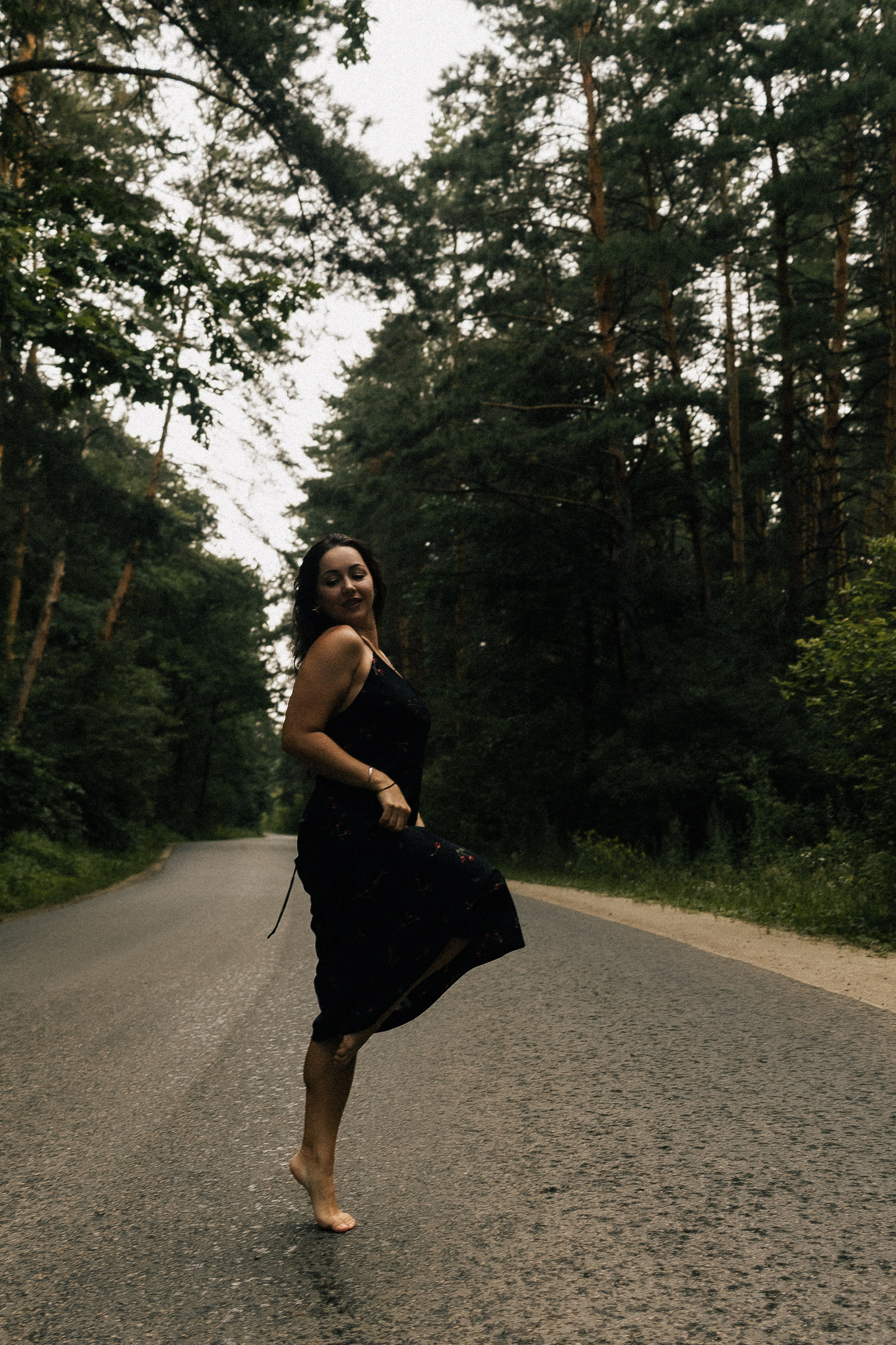 Эмоциональный кадр: девушка кружится на дороге в лесу. Фотограф в Пензе Александра Овечкина