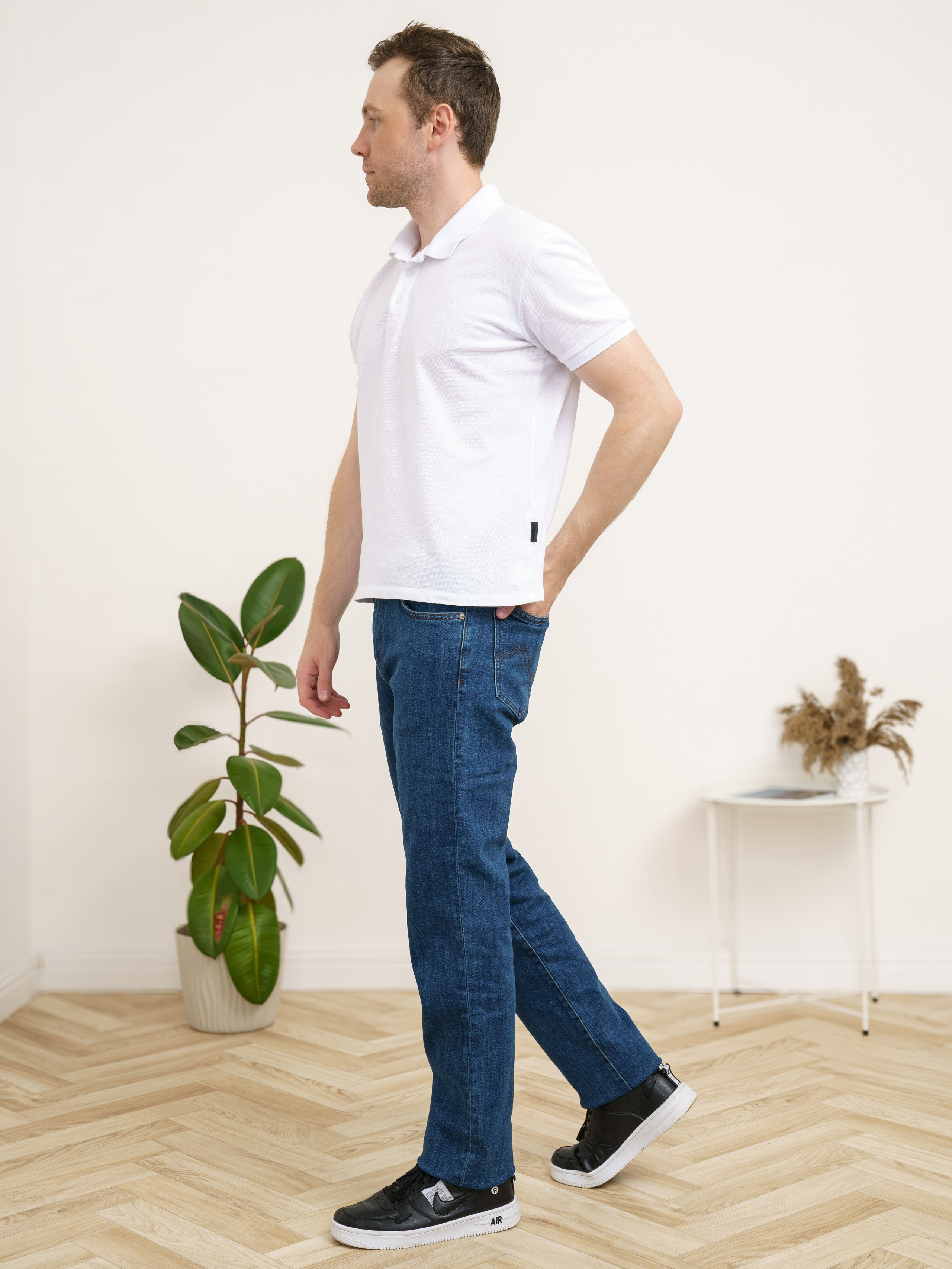 Джинсы, модель Алексей. KED Production — продакшн из СПб. Создаём фото, видео и контент, который помогает брендам и селлерам продавать больше