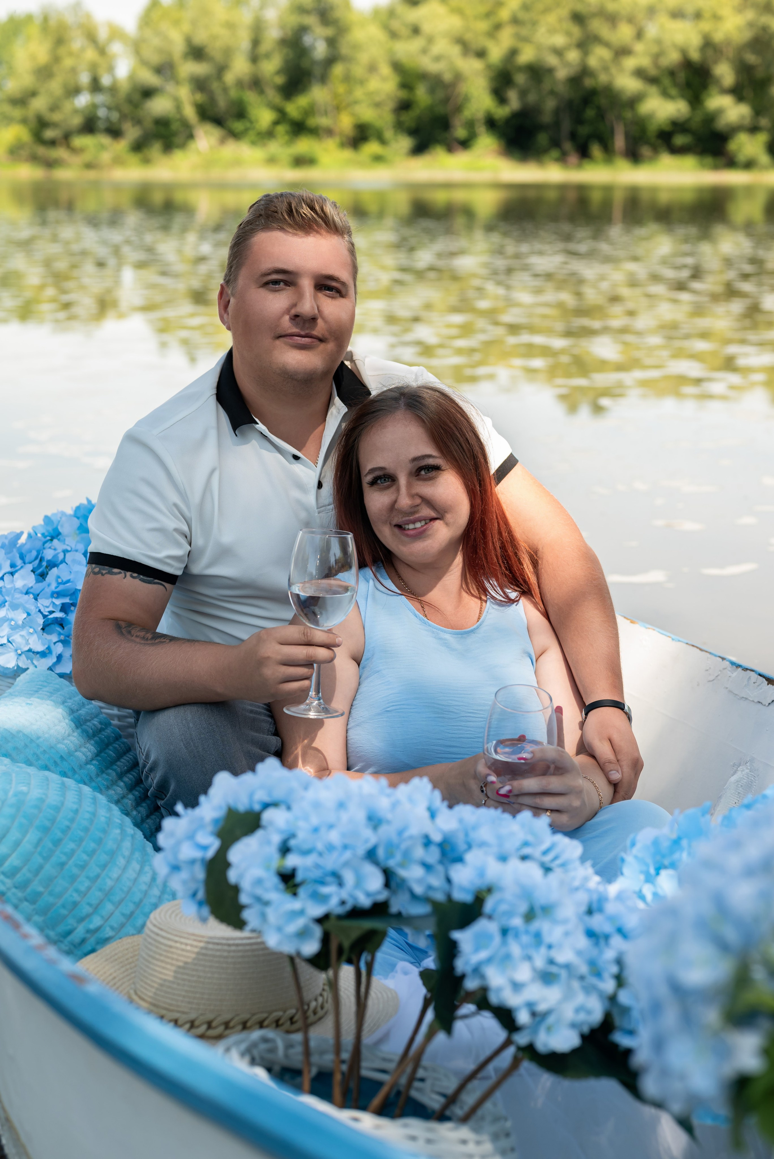 Фотопроект на лодке с голубыми гортензиями. Фотограф в городе Салават