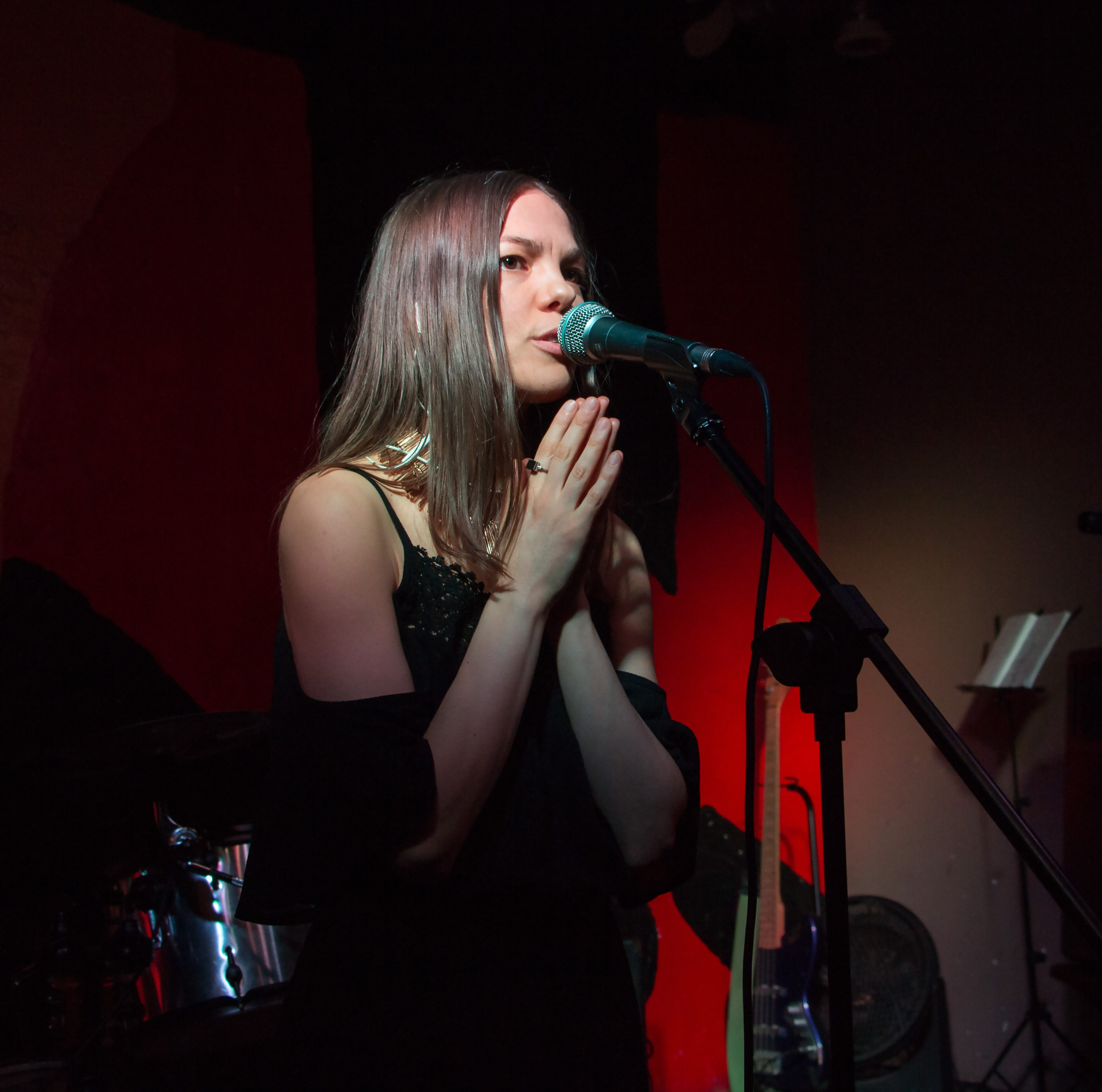 Девушка выступает первый раз не сцене