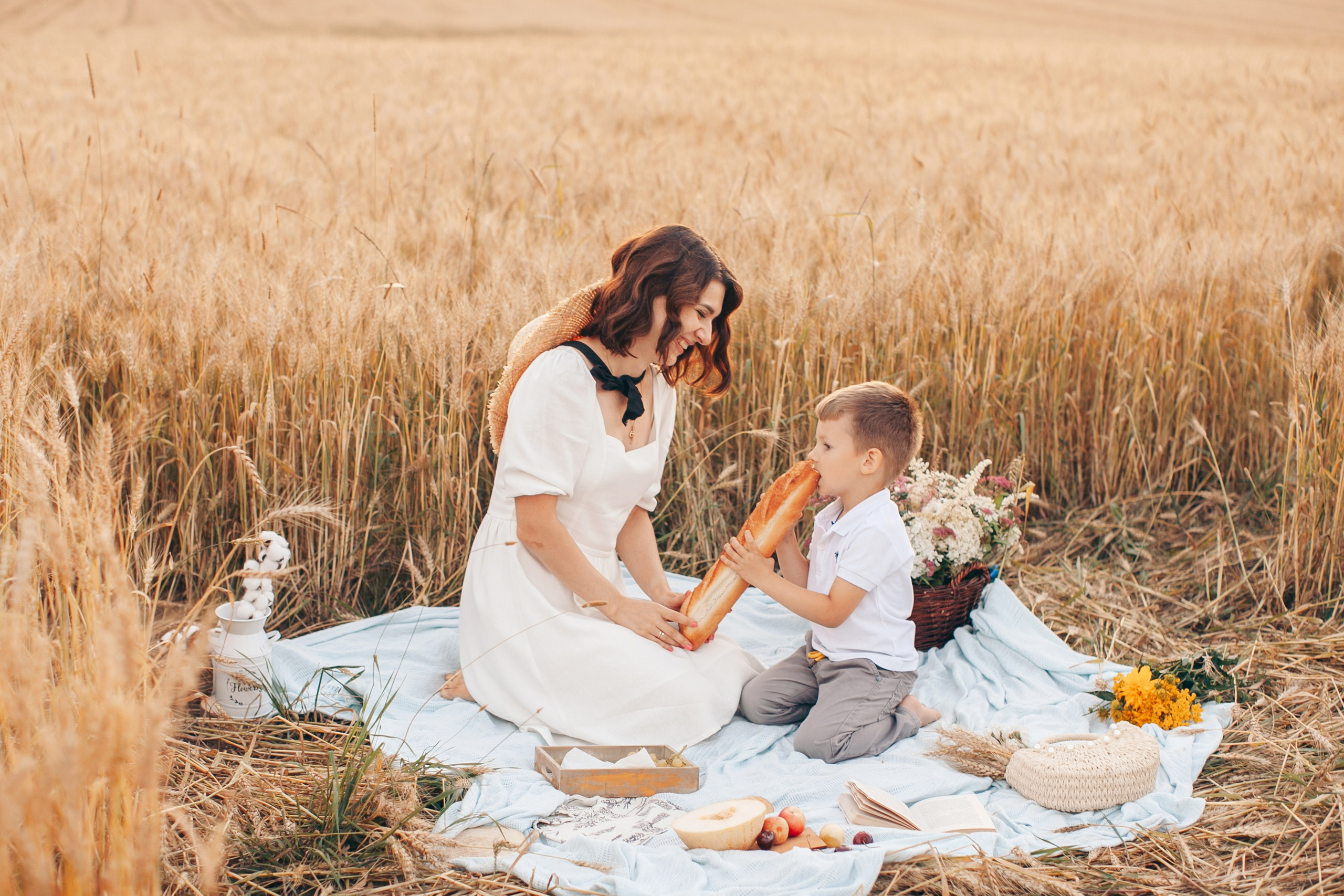 Семейная фотосессия в поле на закате. Фотограф Ольга Ефремова