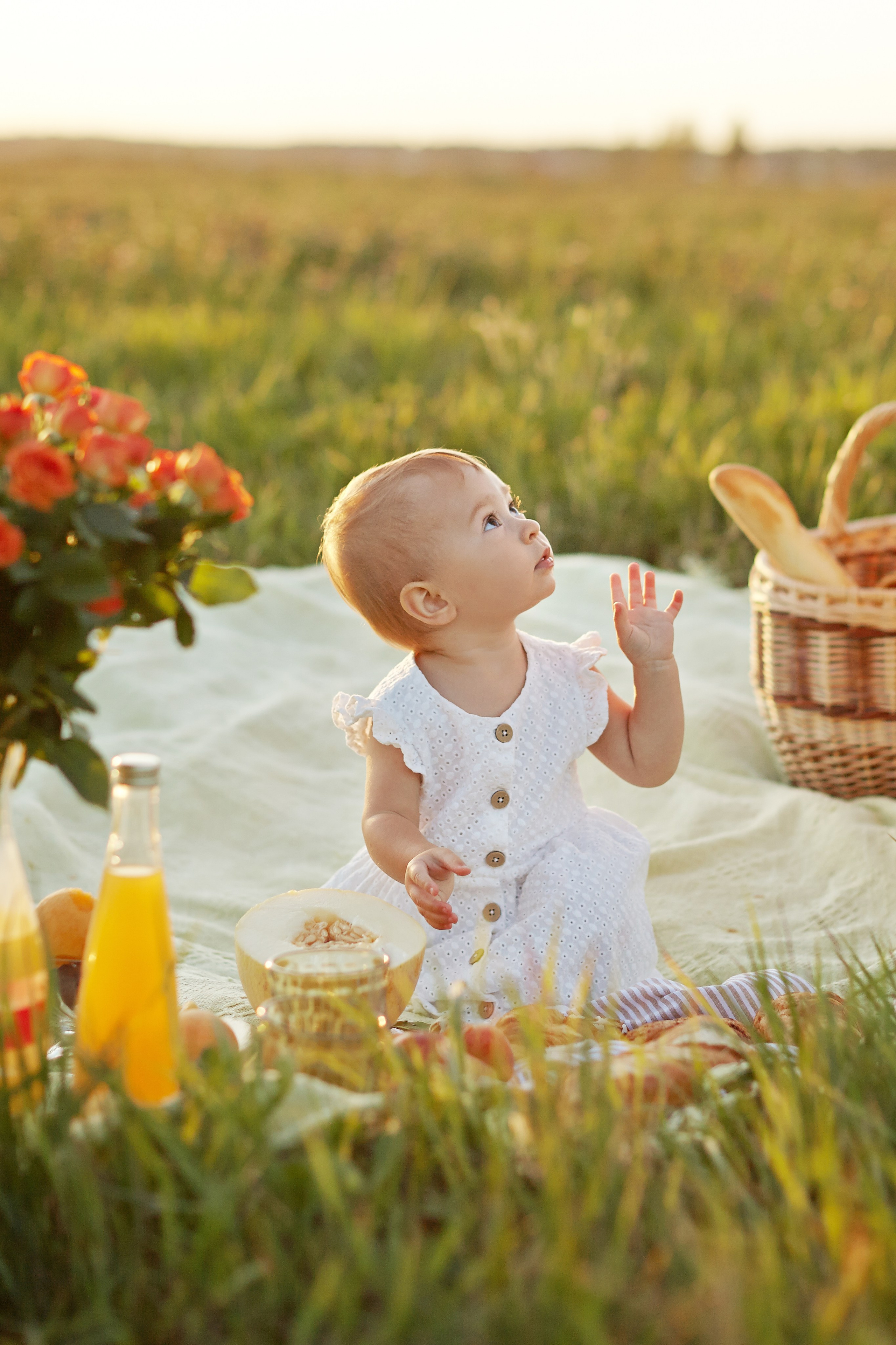 Мама с дочкой в поле на закате. Фотограф Ольга Ефремова