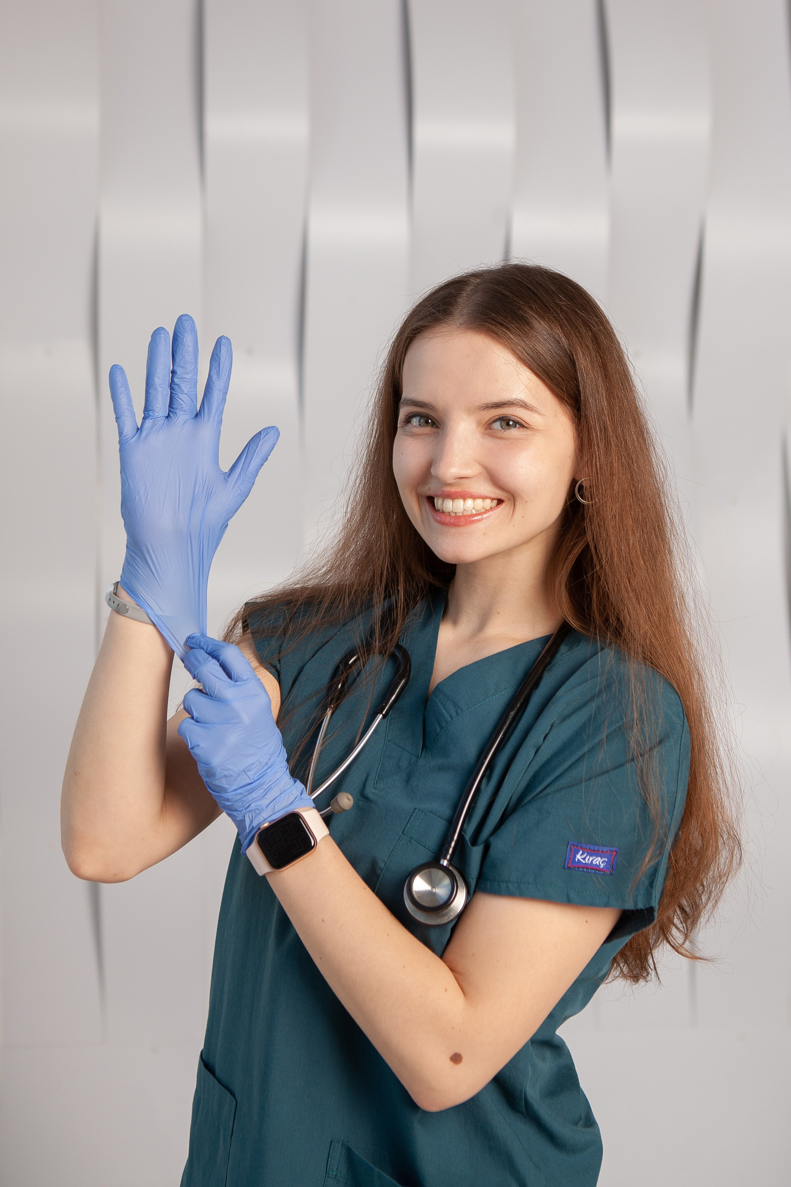 студентка медик в перчатках для операции