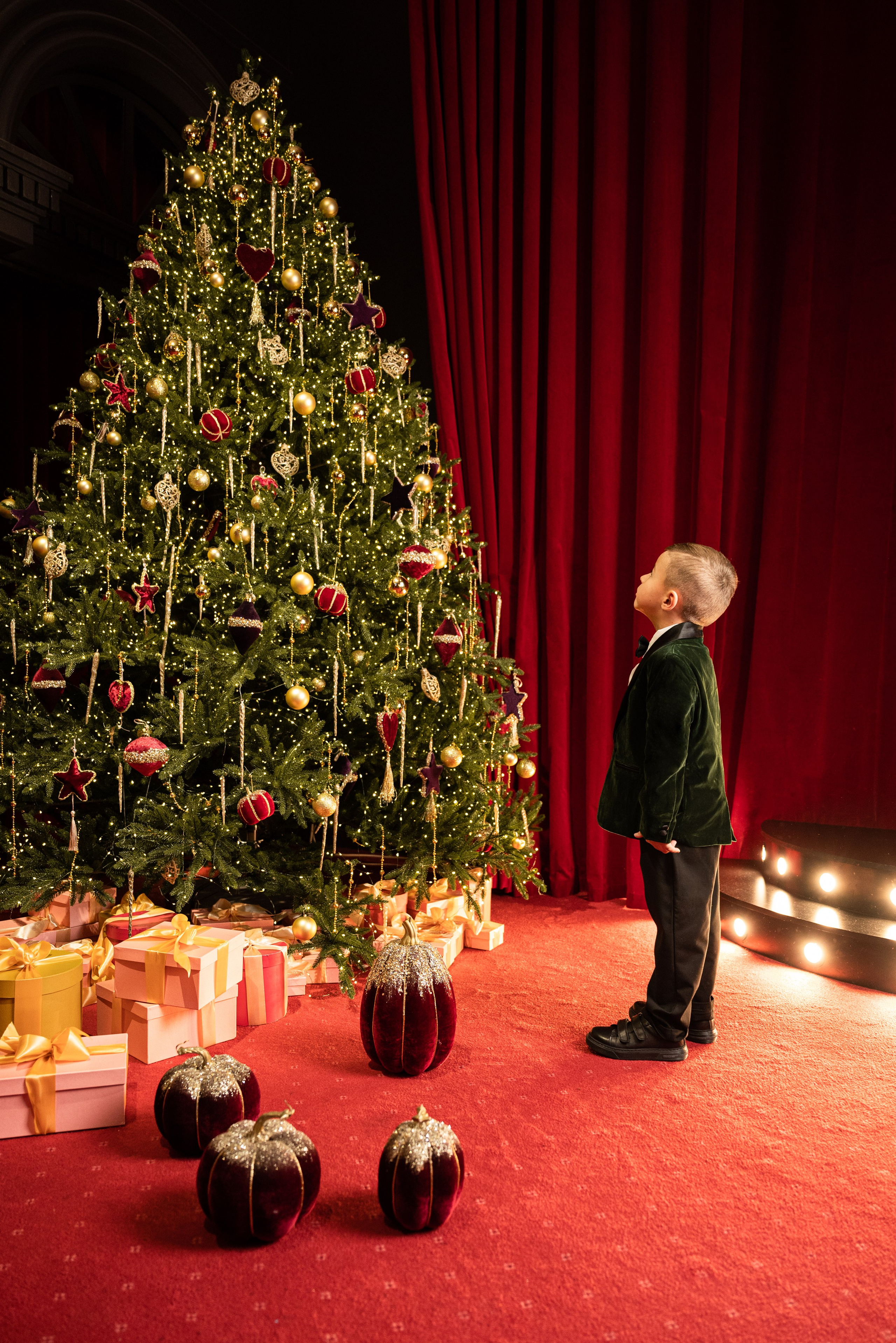 Новогодняя фотосессия в студии зале АНРИ. Фотограф Ксения Огородова портфолио