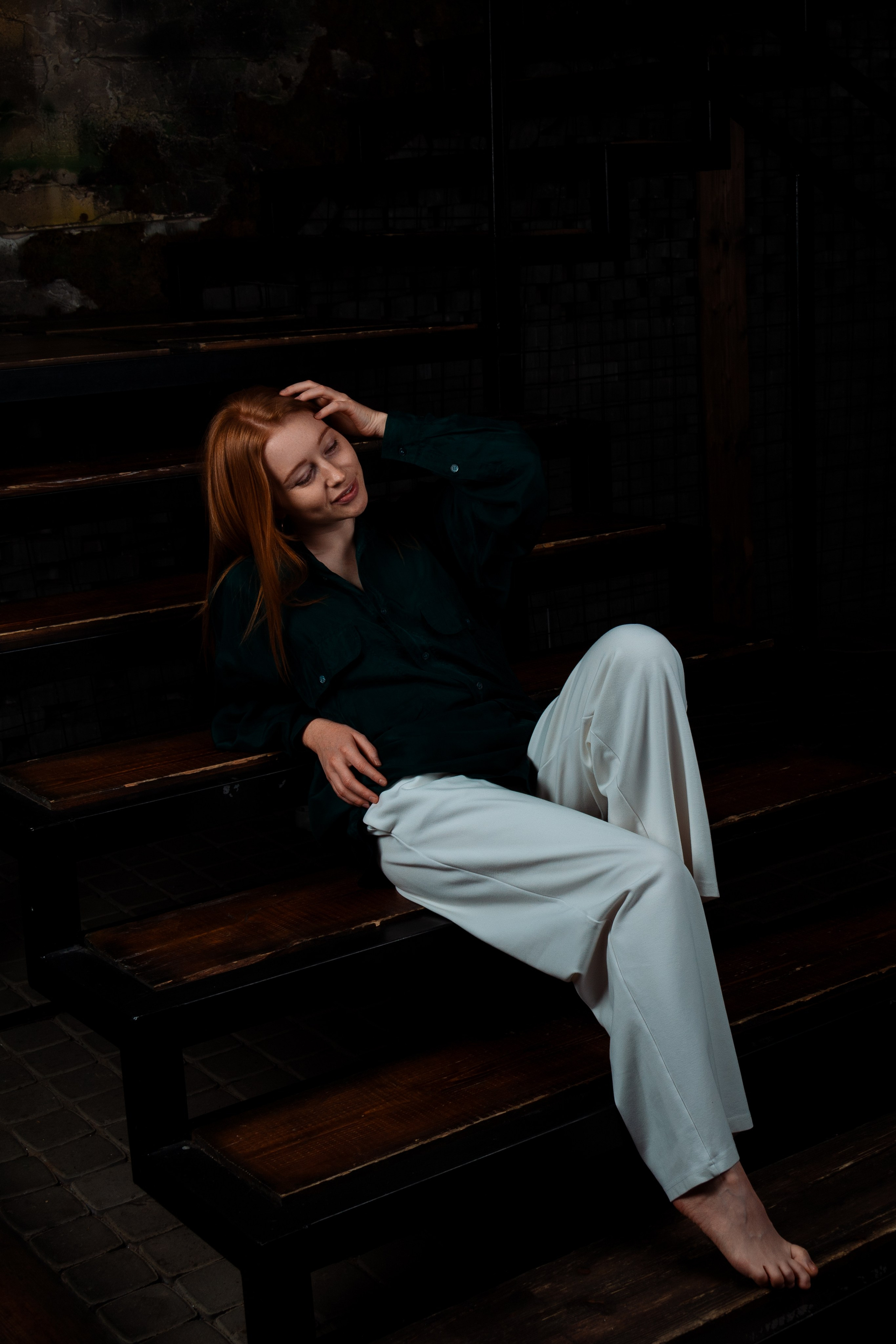 девушка лежит на лестнице