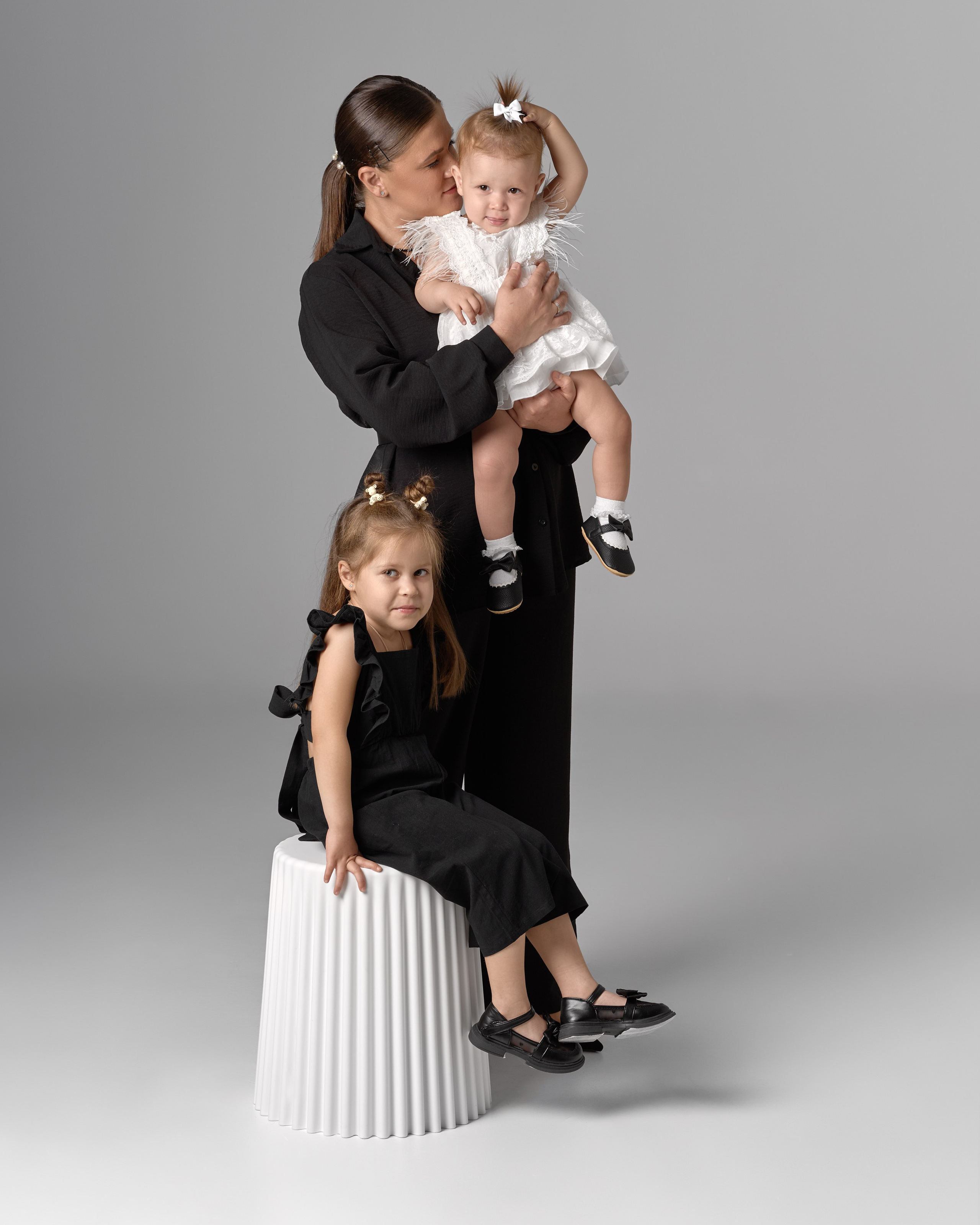 Семейная фотосессия в студии с импульсным светом