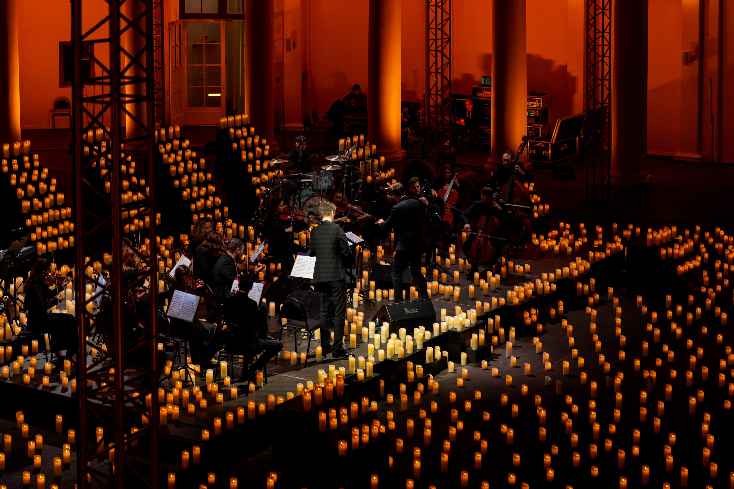 Симфонический оркестр Lumisfera при свечах. Фотограф Никита Комаров