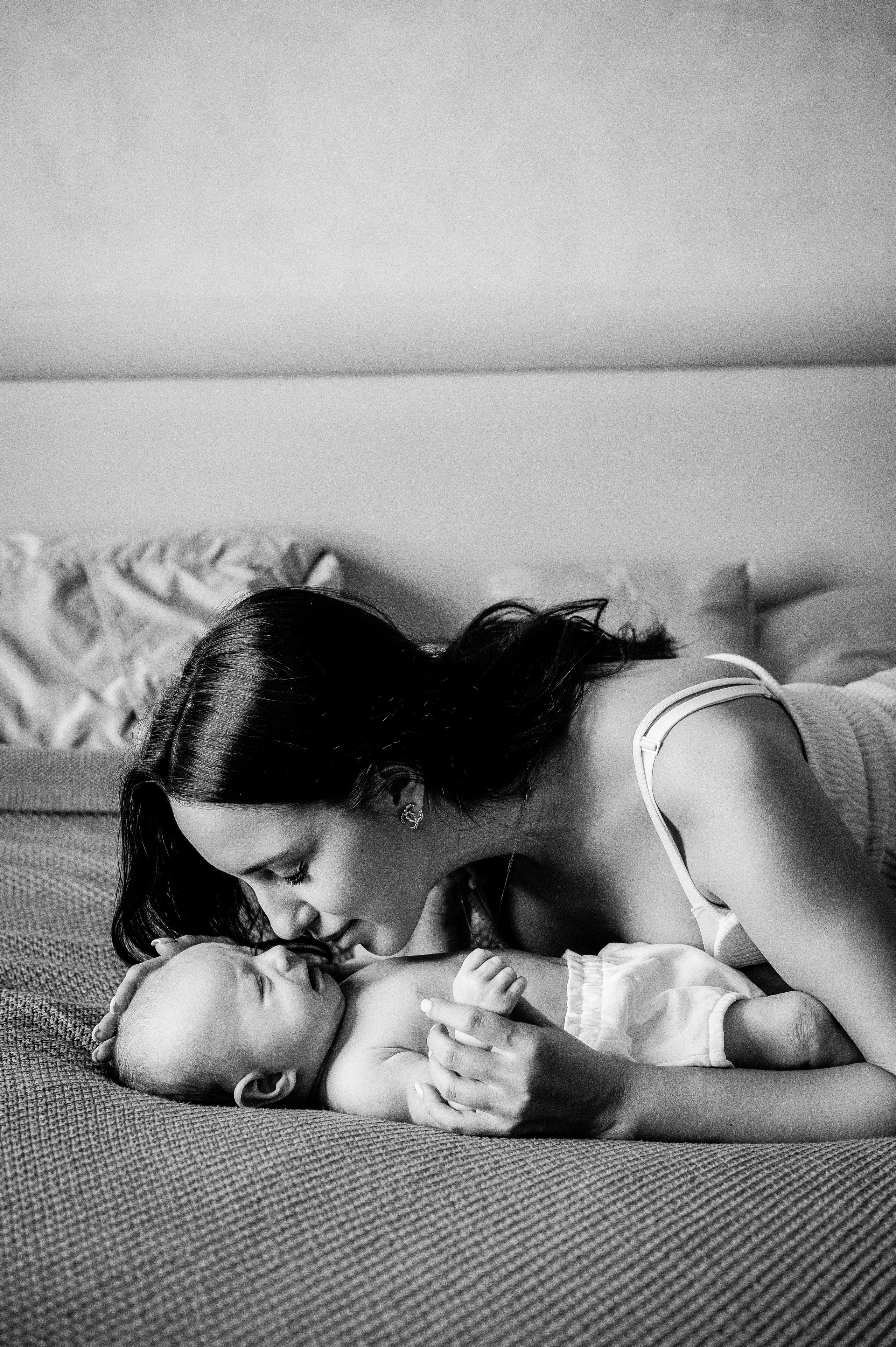 Малышка Зои с мамой и бабушками. Фотограф беременности и семьи, домашние съемки, Ньюборн