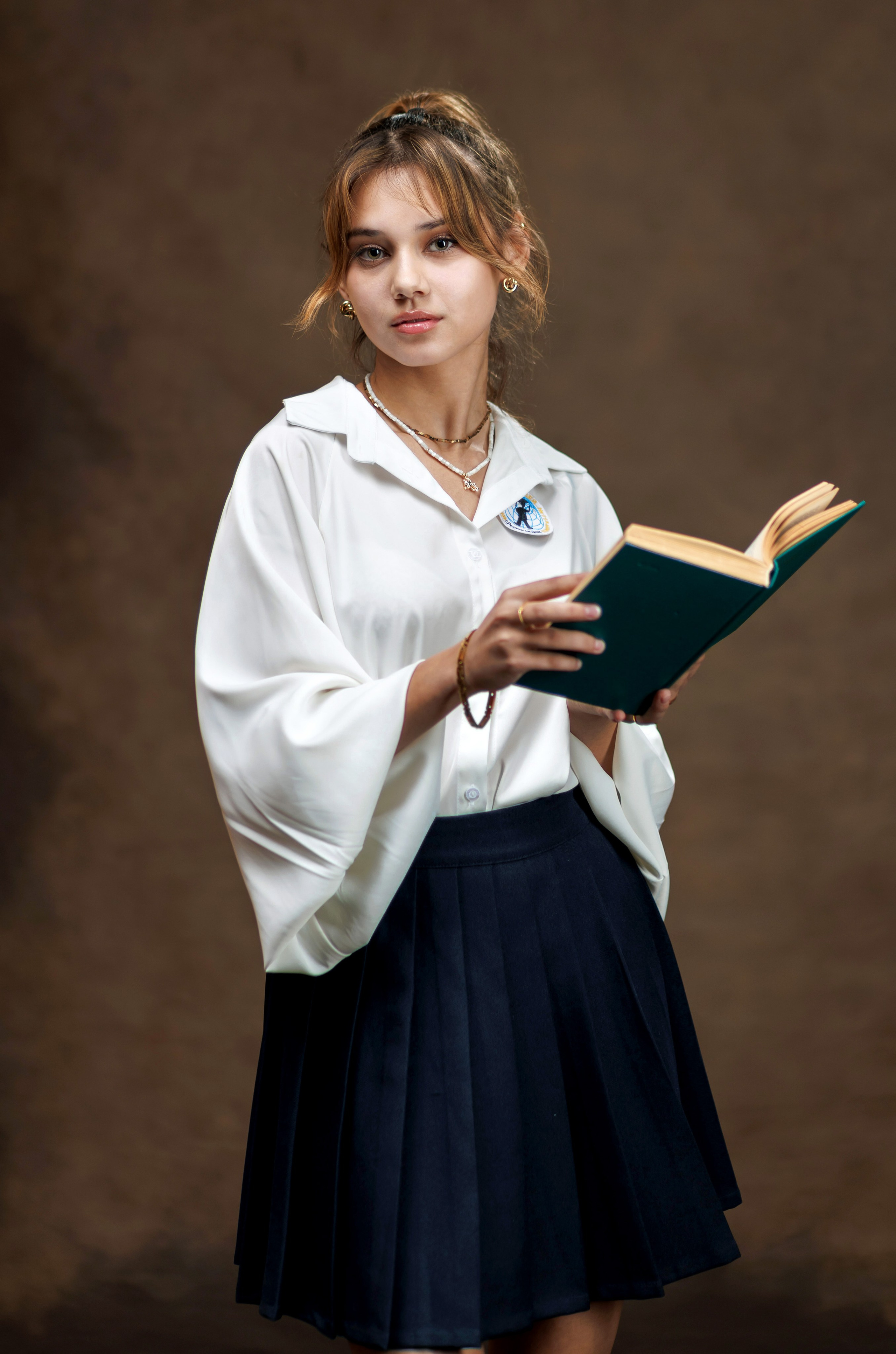 Портрет на коричневом холсте. Правильный Выпускной Альбом