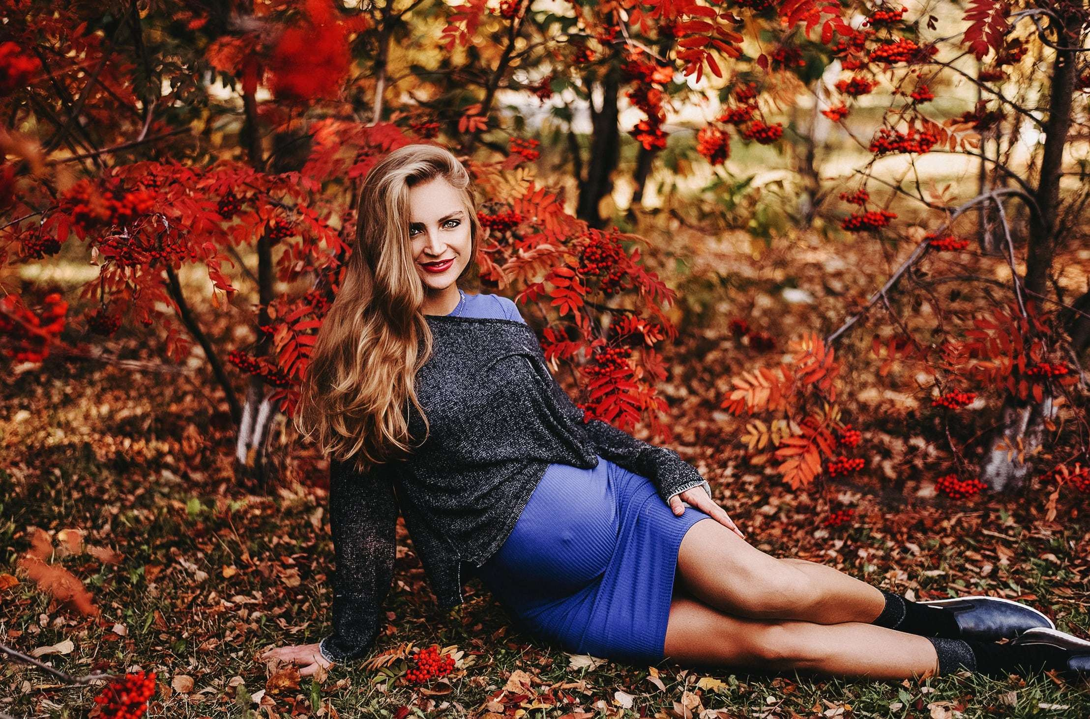 Съемка беременной девушки в синем платье в осеннем лесу
