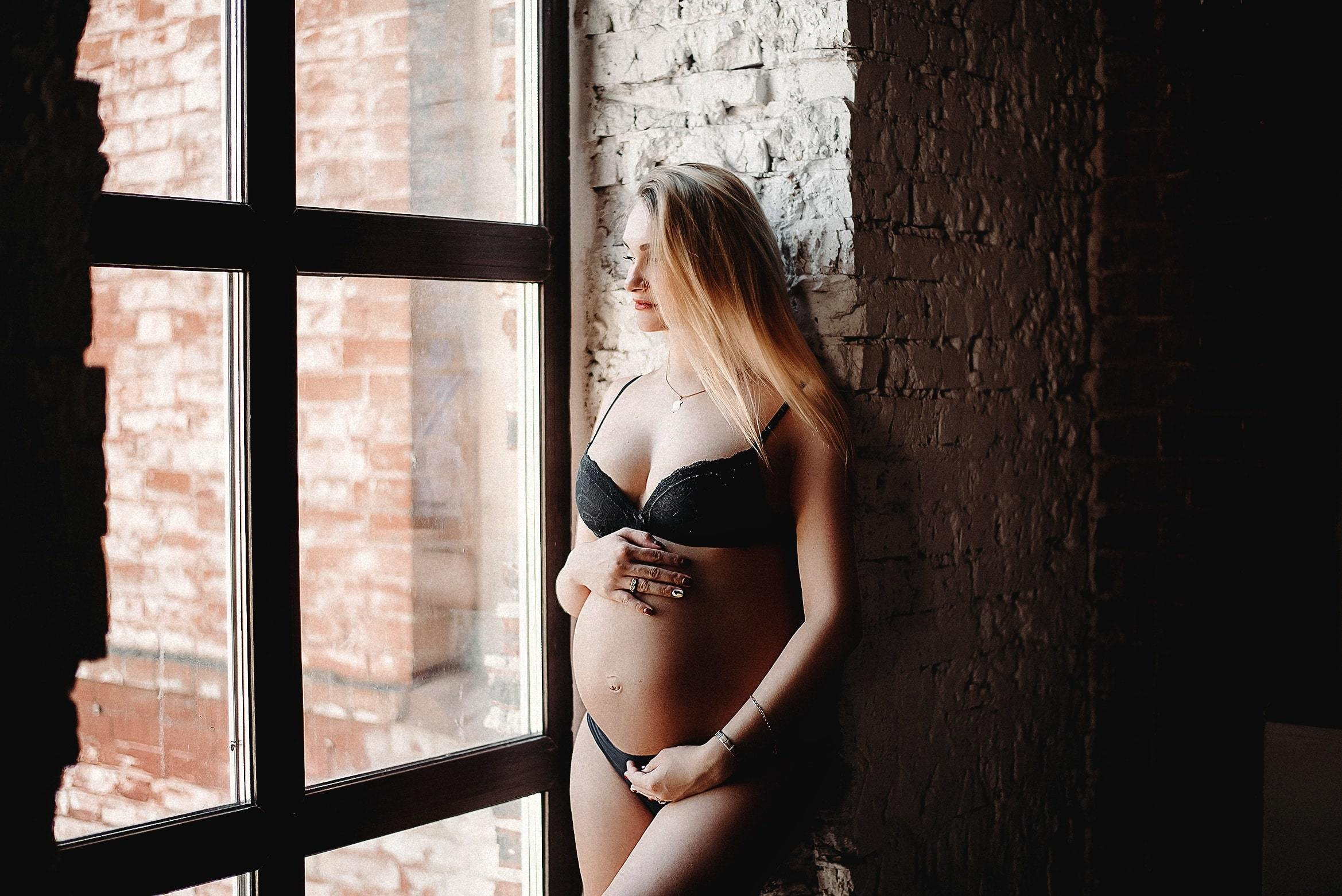 Съемка беременной девушки в черном белье панорамного окна