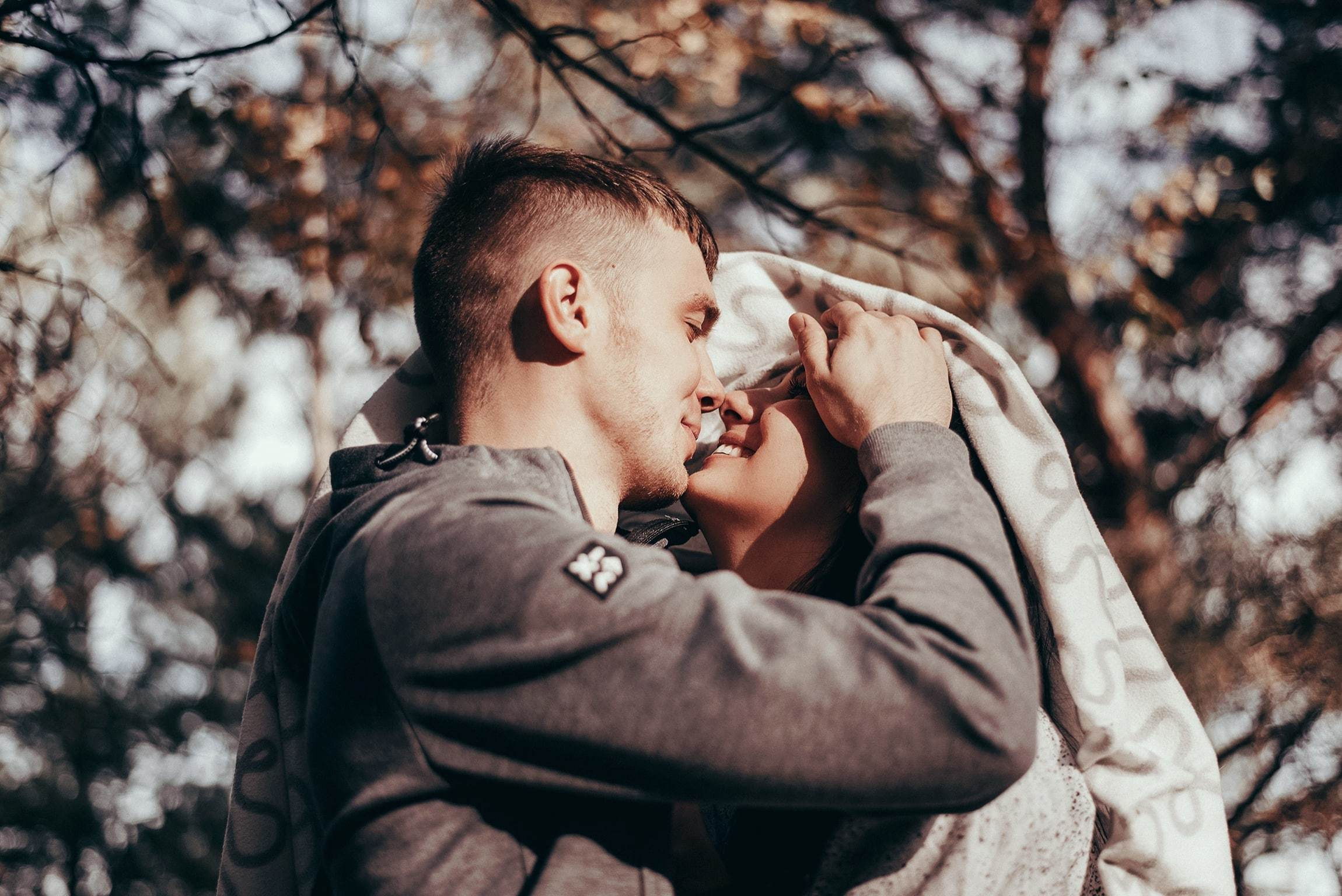 Съемка Love Story влюбленная пара целуется