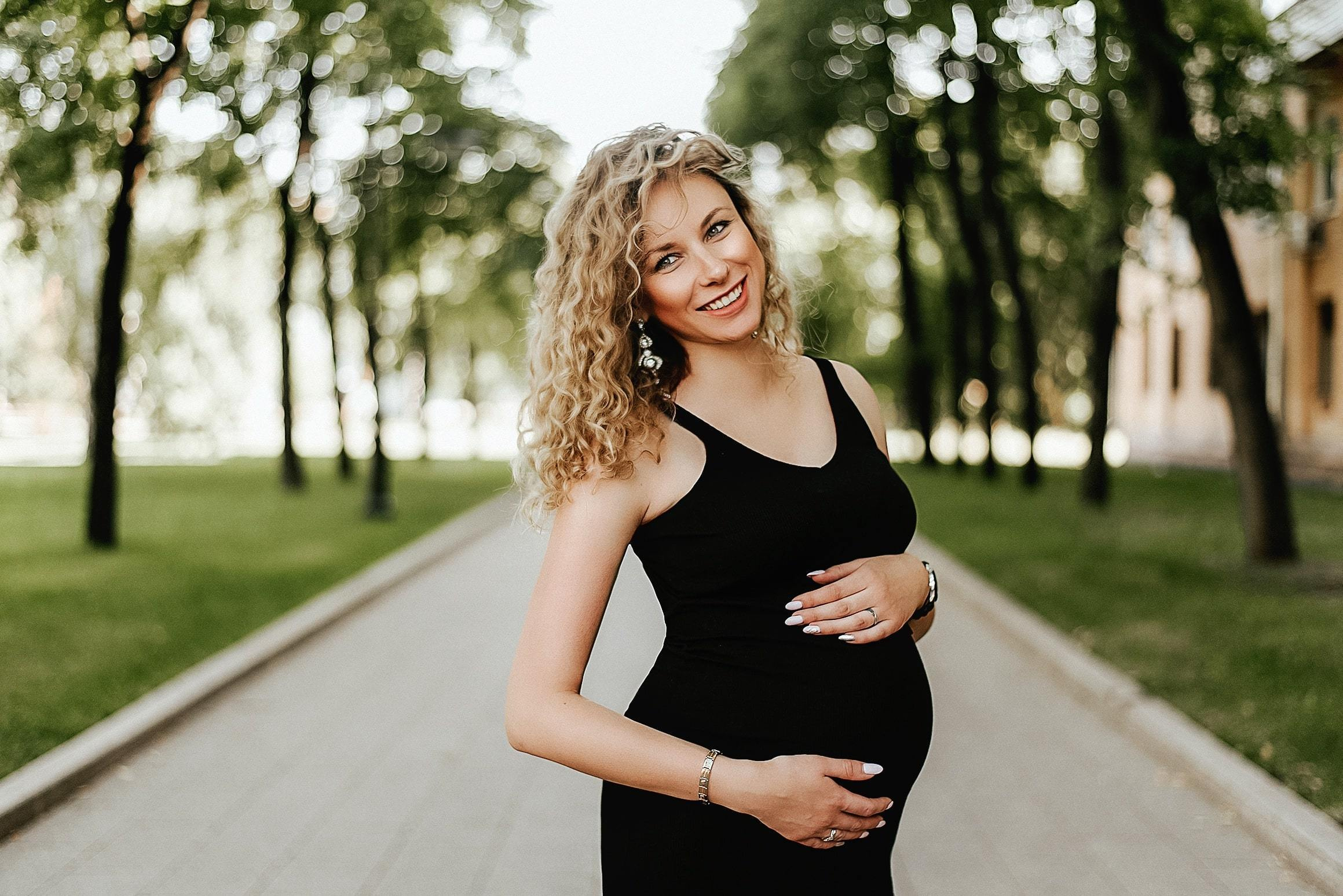 Съемка беременной девушки в парке Москвы