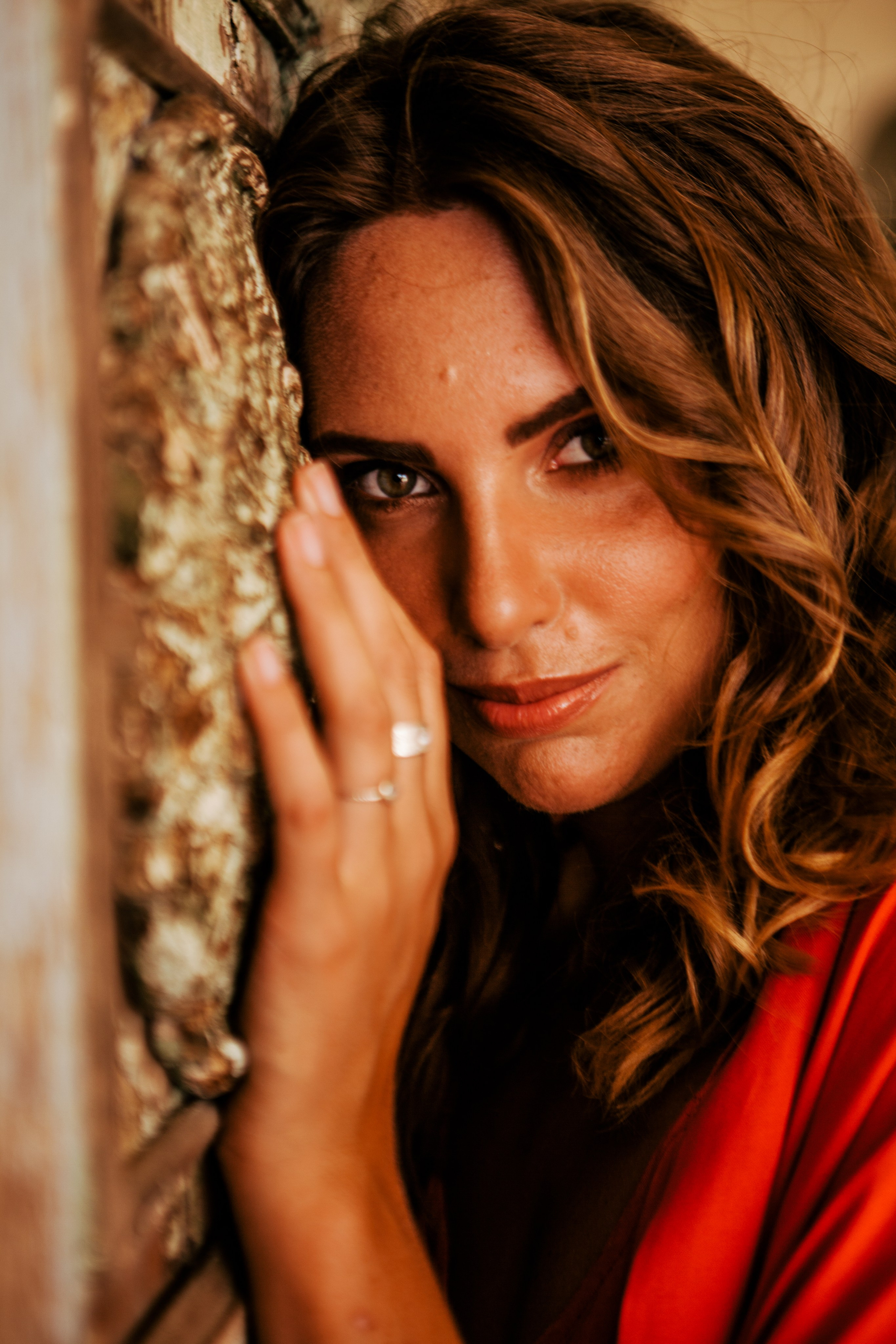 Девушка в красном платье в отеле Malabar Hill — Роскошная портретная съемка | Шри-Ланка. Фотограф на Шри-Ланке