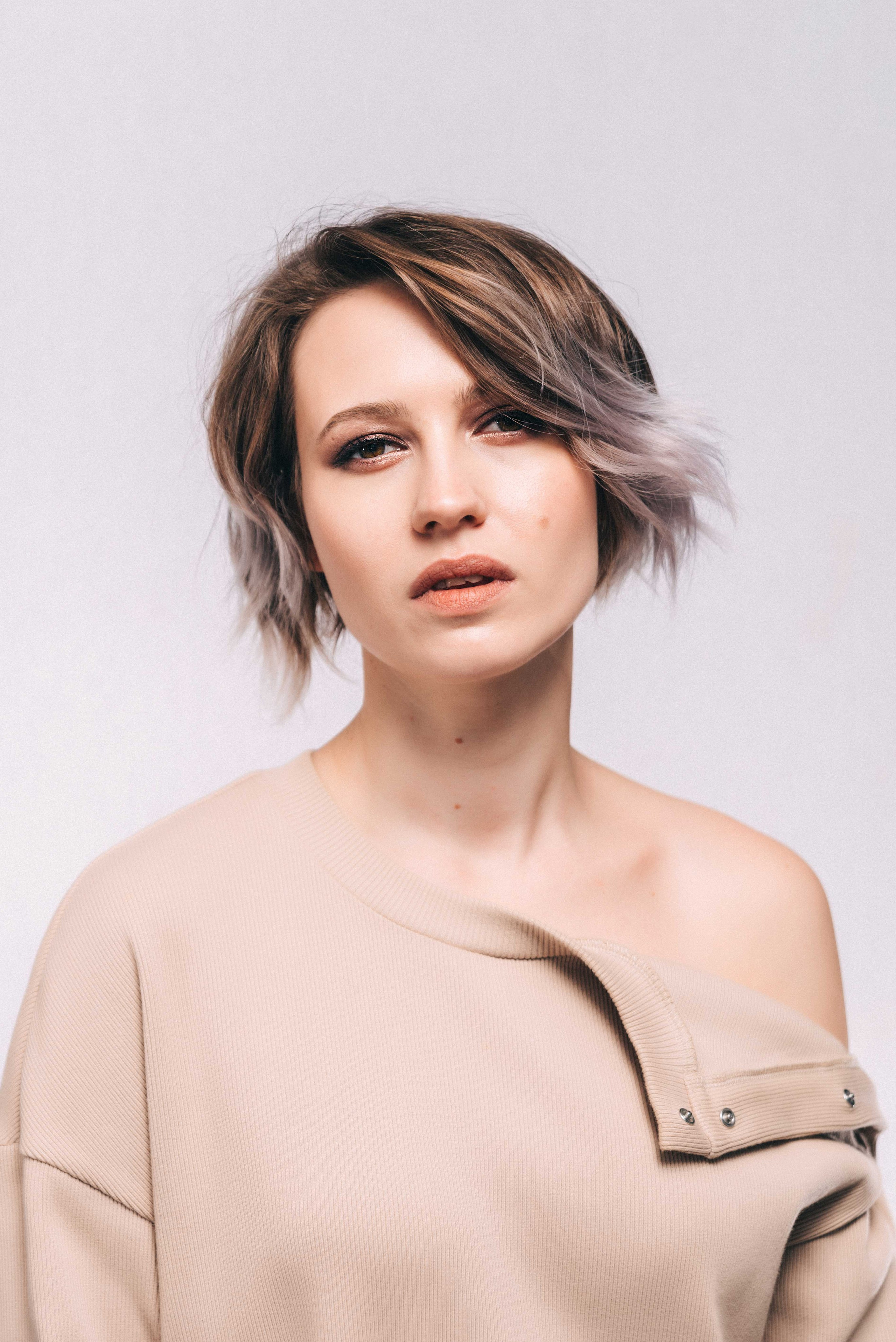 Саша и вино | портреты на белом фоне. Фотограф и видеограф в Москве и Абу Даби Мария Кулагина