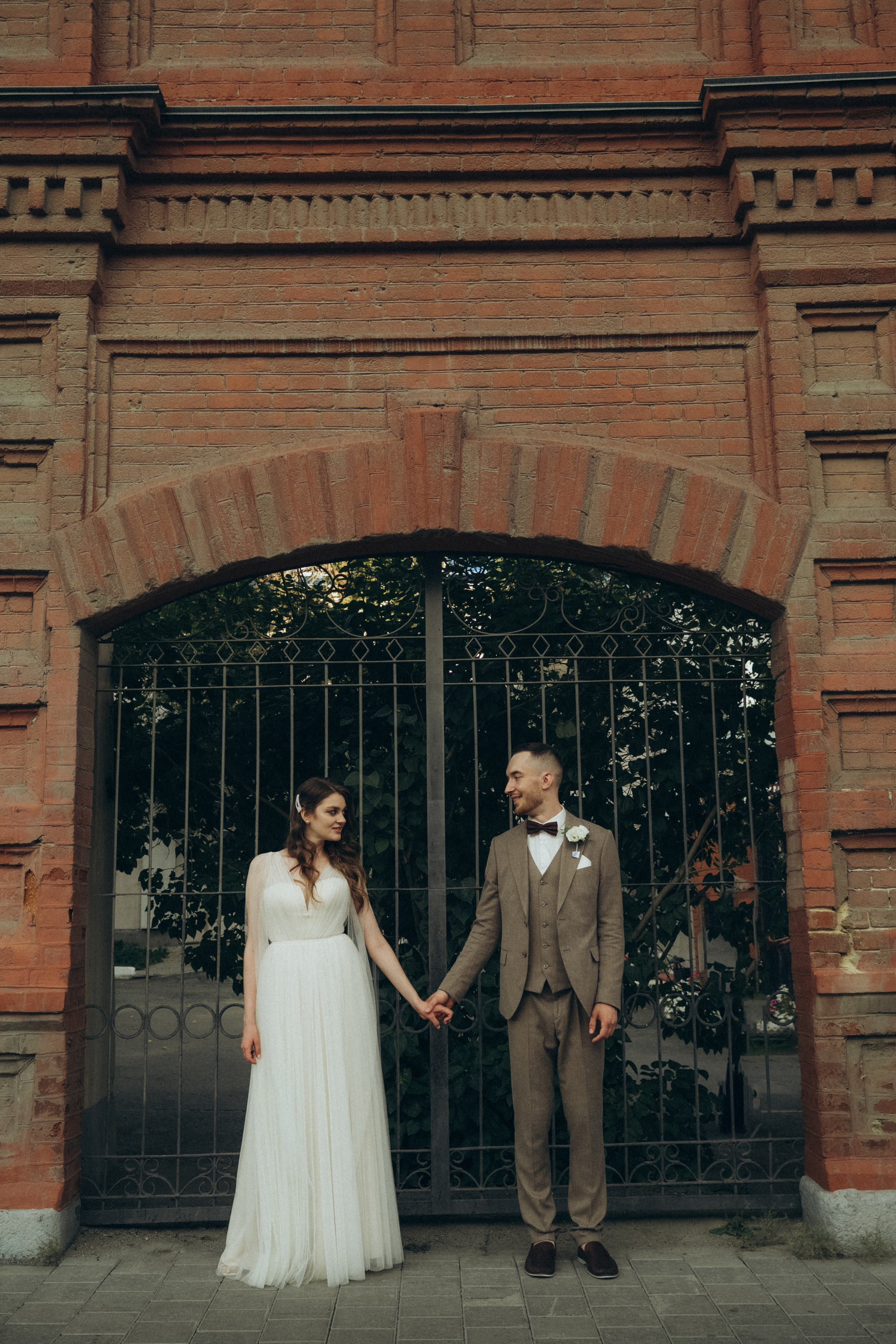 Свадебная история с старом городе. Семейный свадебный фотограф Екатеринбург Первоуральск Шарнина Алёна