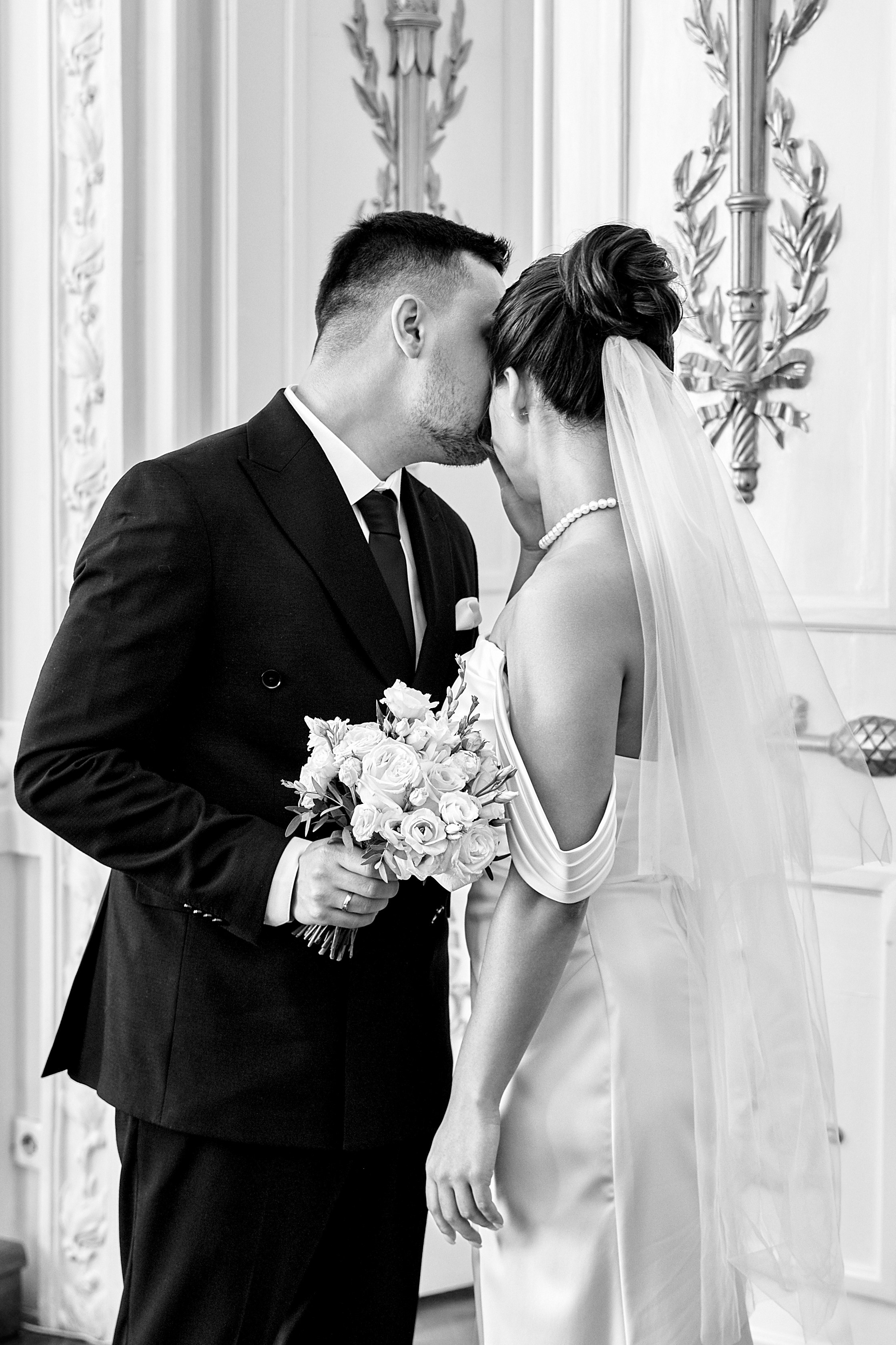 Невеста прячется от камеры от переполненных эмоций Лучший фотограф Ульяновска и Казани Елена Орешина