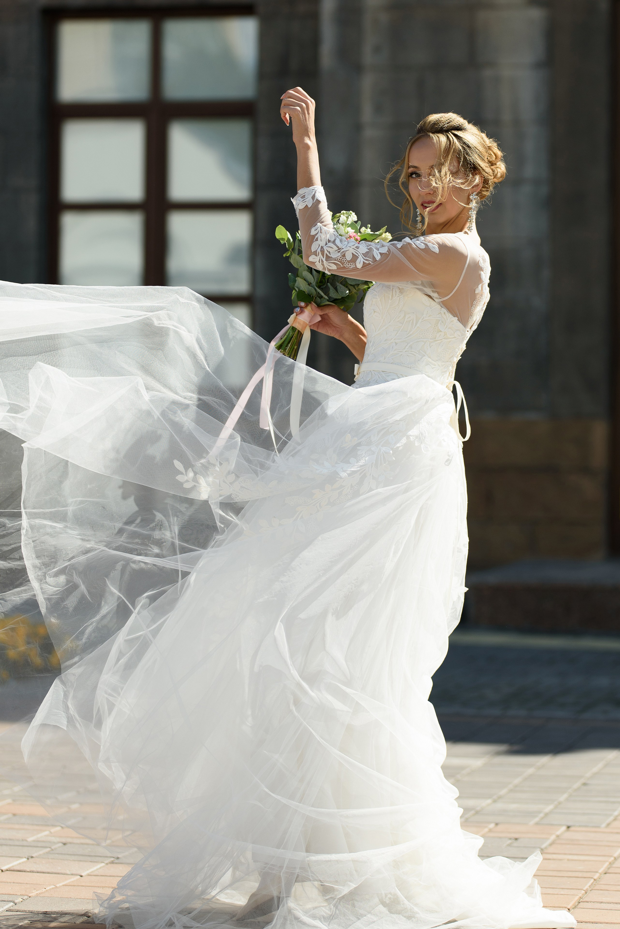 Невеста кружится, подкидывает платье, живое свадебное фото.