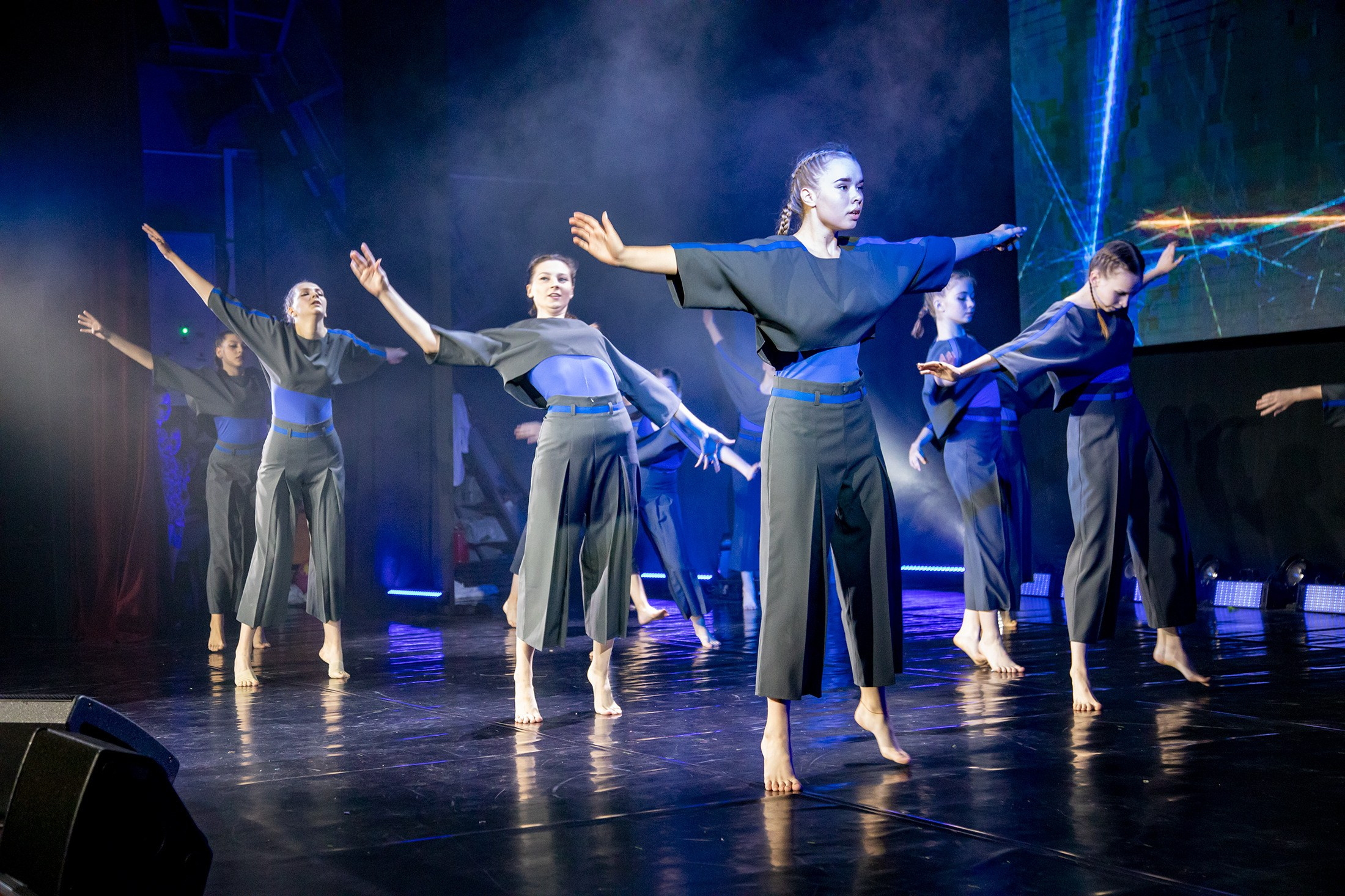 Творческий коллектив облака концертная фотография выступление на сцене отчётный концерт