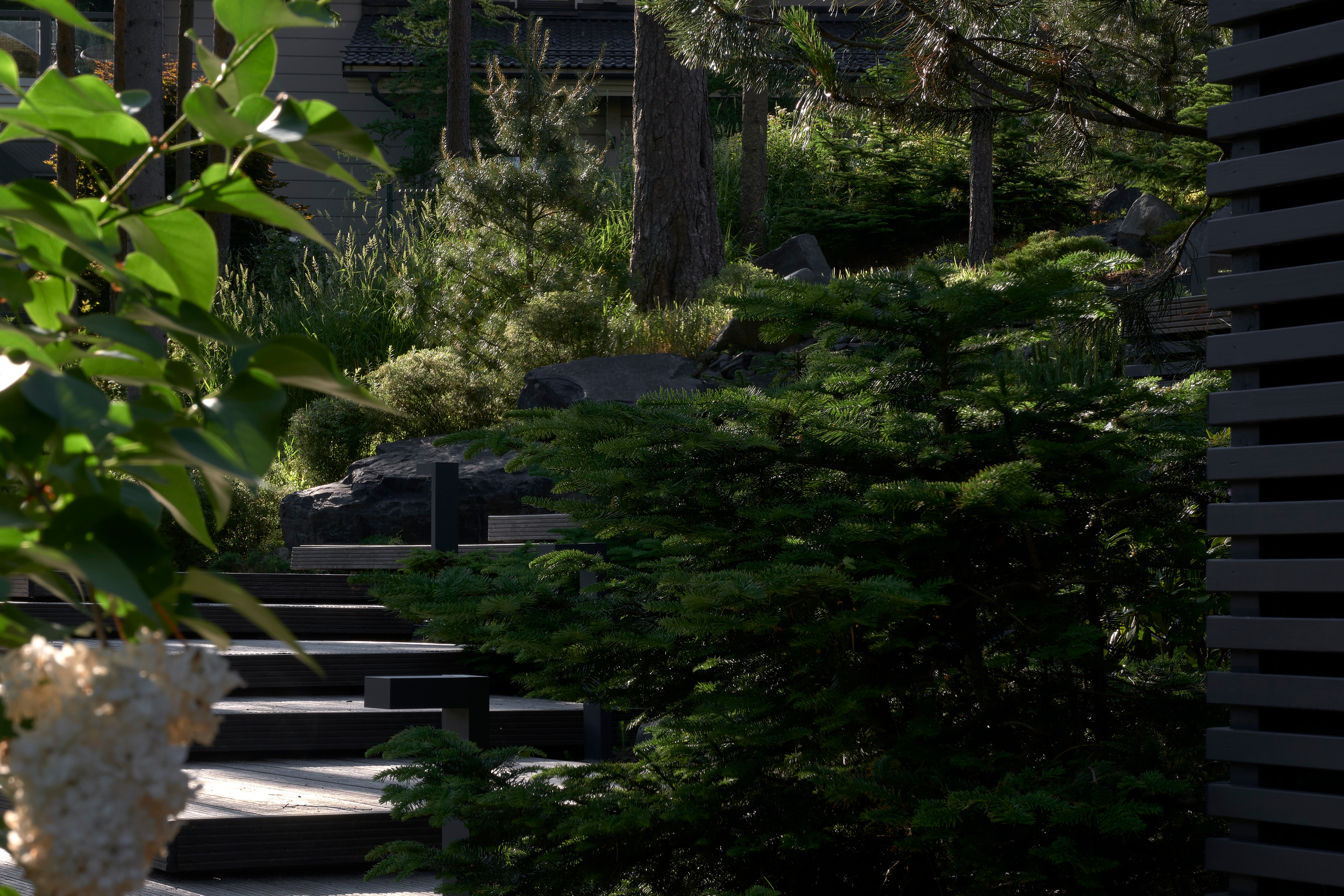 Ландшафтный и интерьерный фотограф Наталья Соловьева. Фотосъемка сада Hugel для ландшафтной студии lburo | interioto