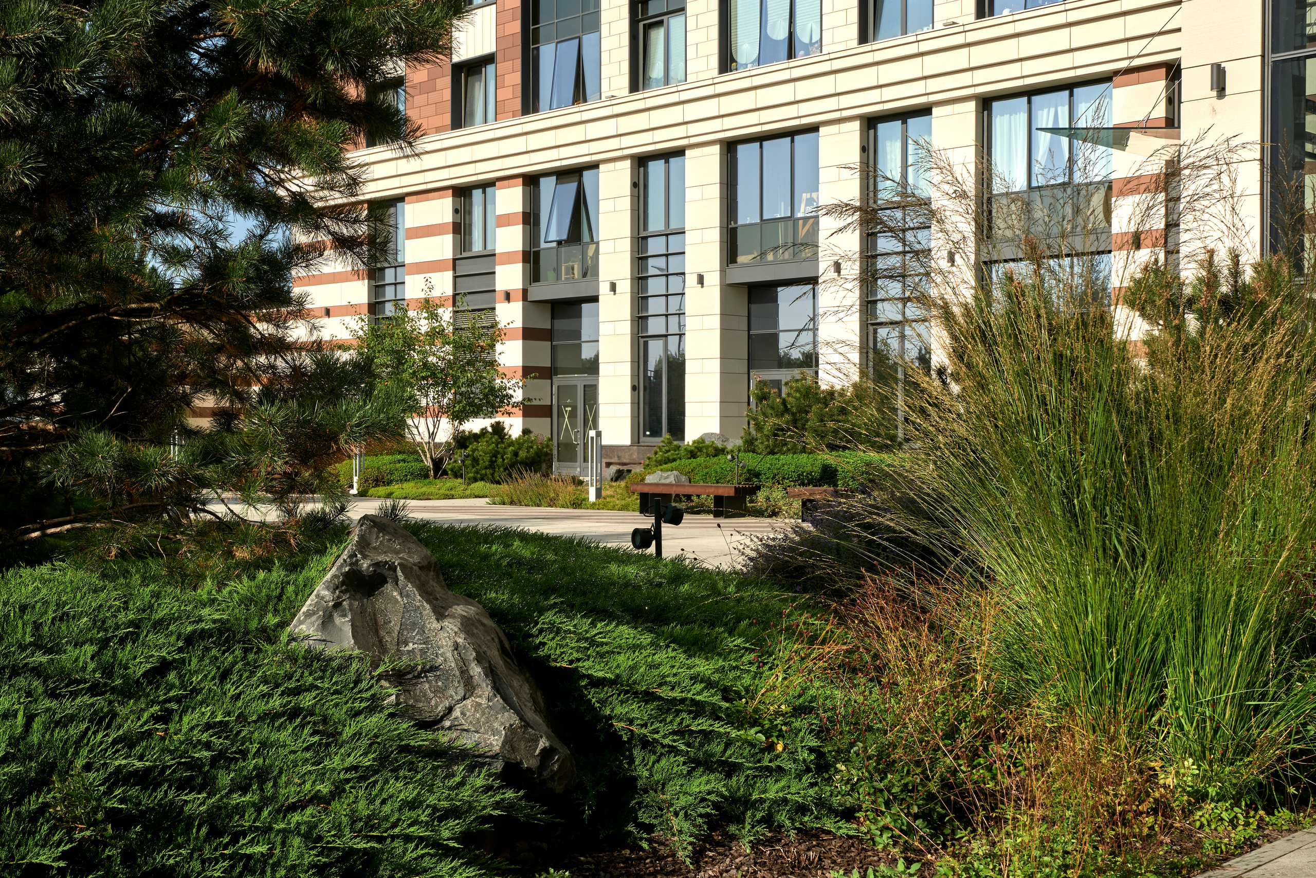 Ландшафтный и интерьерный фотограф Наталья Соловьева. Фотосъемка озеленения территории ЖК Bauhaus для ландшафтной студии lburo | interioto