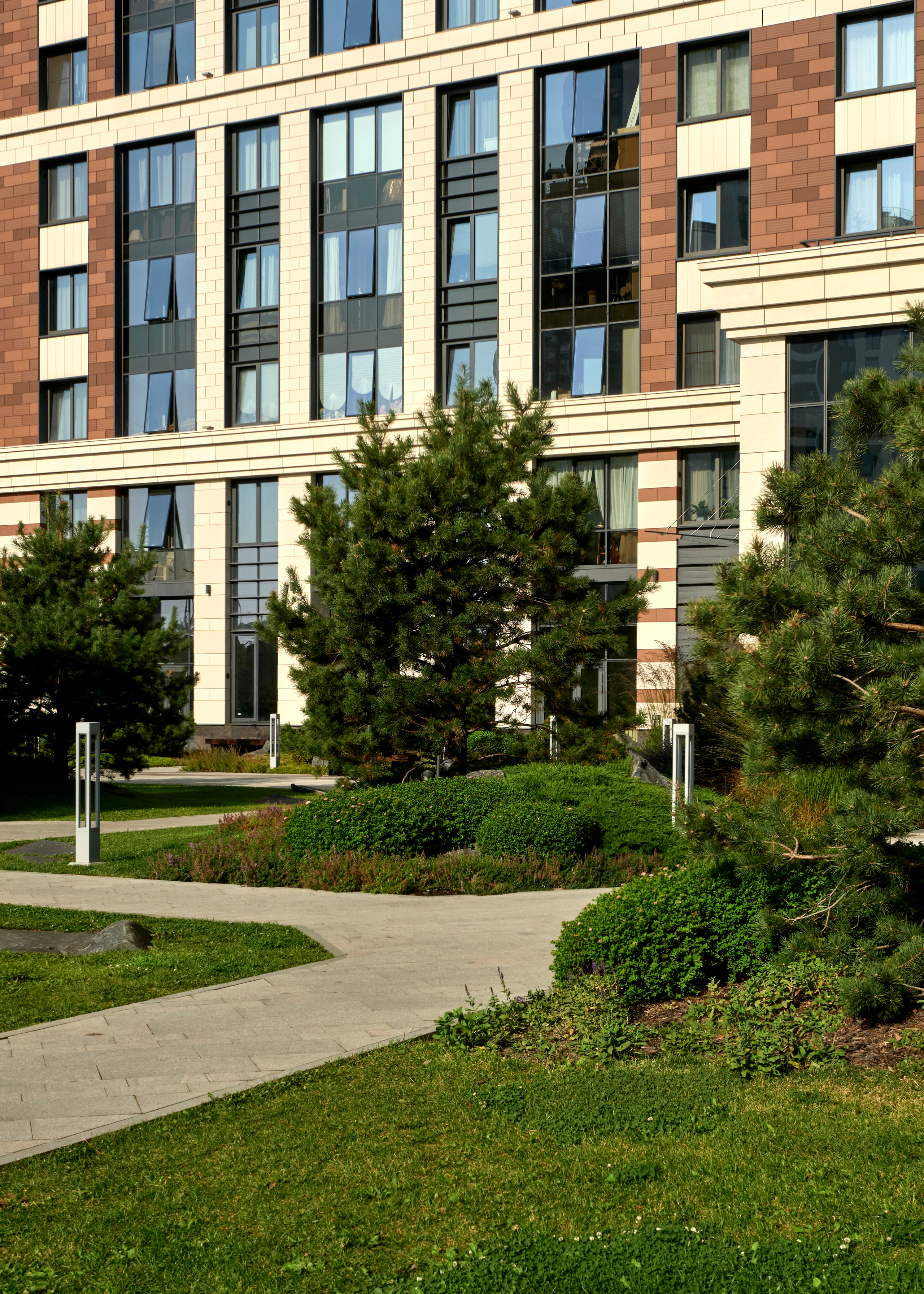 Ландшафтный и интерьерный фотограф Наталья Соловьева. Фотосъемка озеленения территории ЖК Bauhaus для ландшафтной студии lburo | interioto