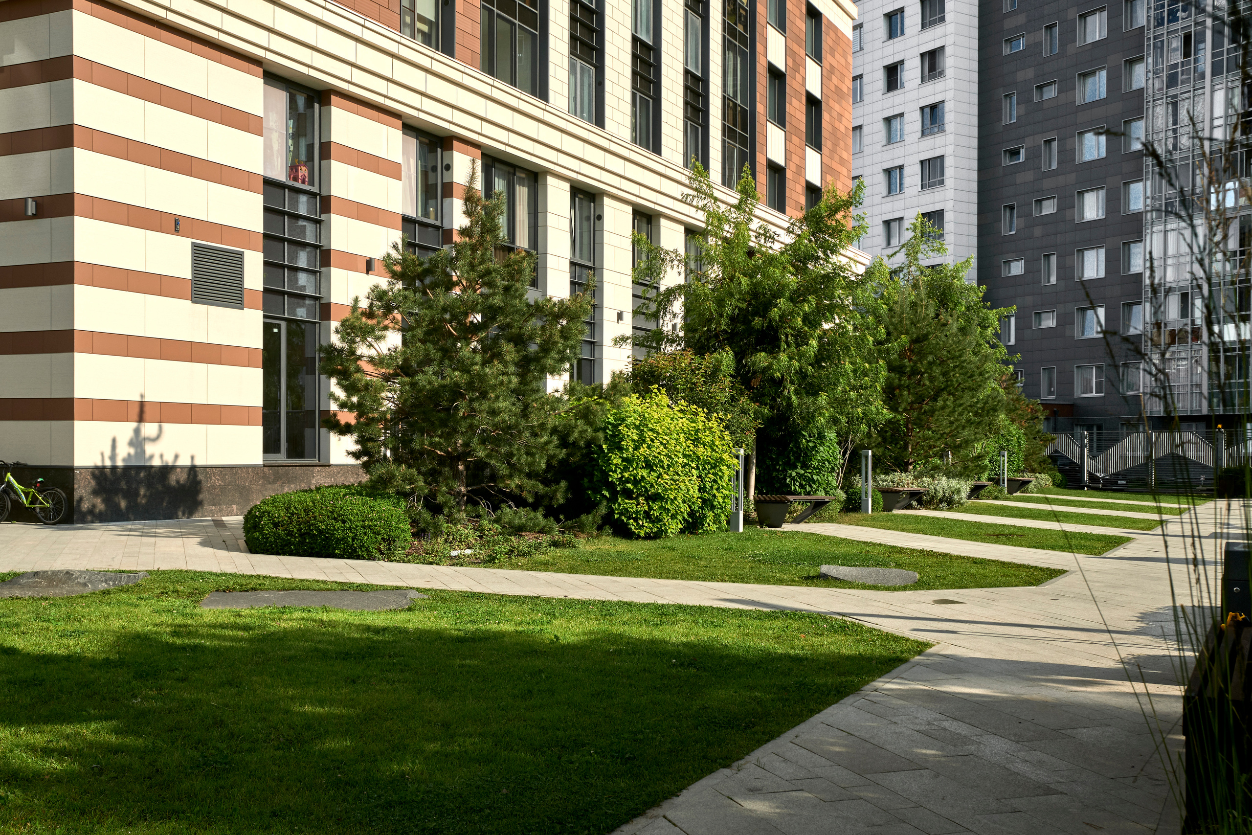 Ландшафтный и интерьерный фотограф Наталья Соловьева. Фотосъемка озеленения территории ЖК Bauhaus для ландшафтной студии lburo | interioto