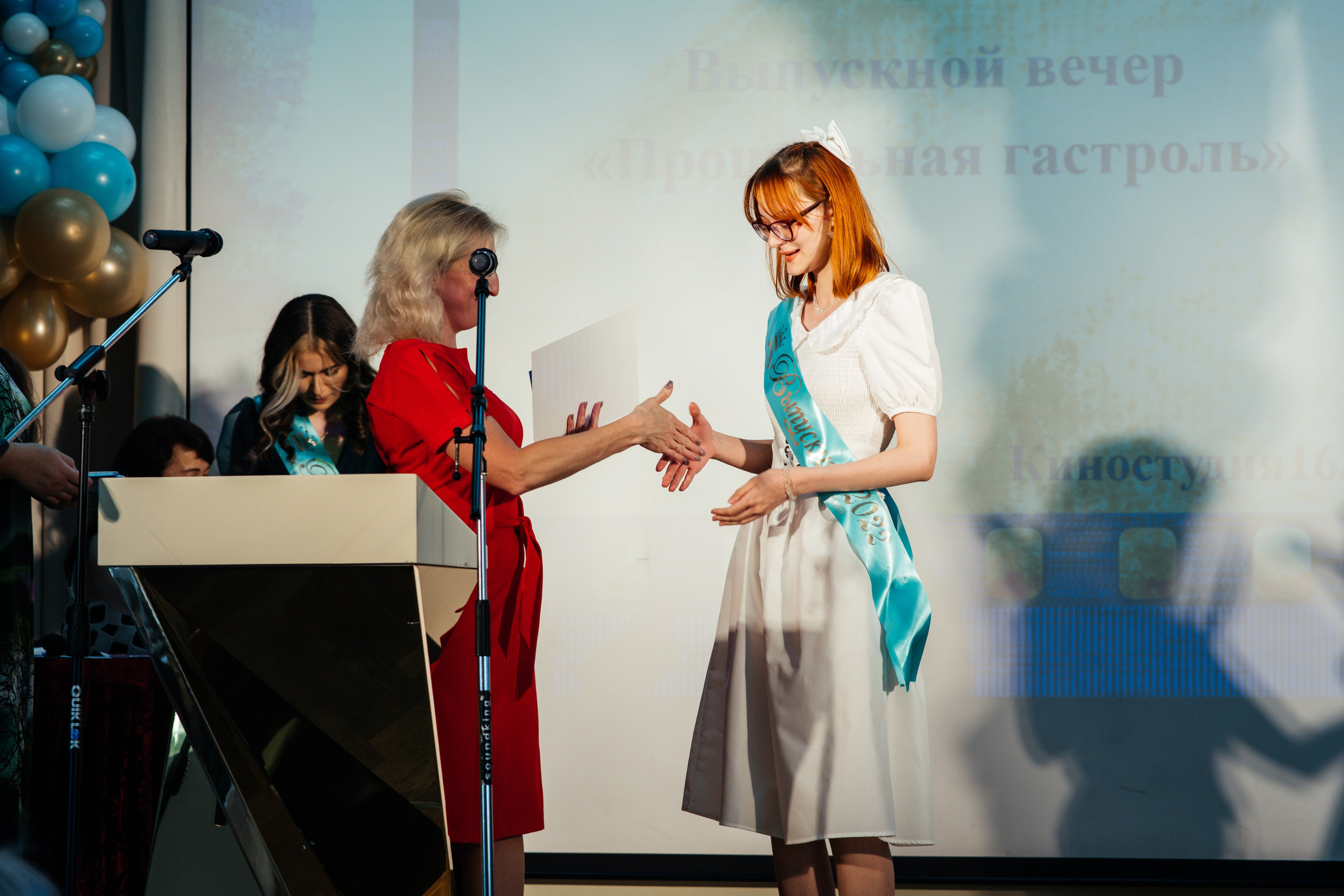 Вручение аттестатов. Выпускные альбомы в Подольске Москве и МО