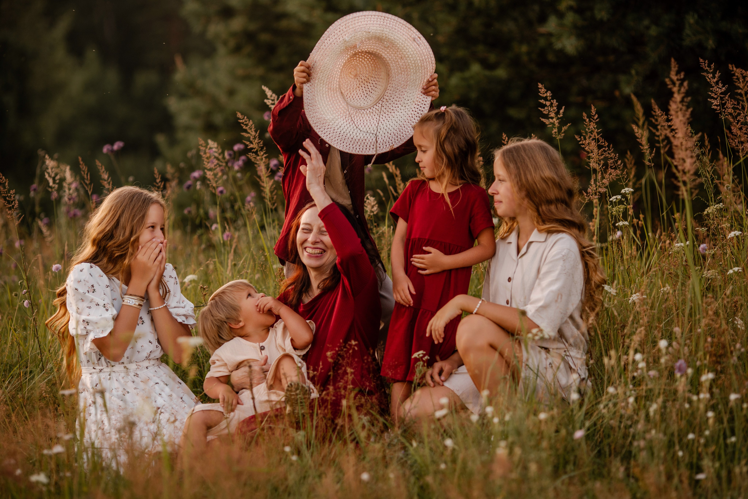 Фотосессия большой семьи в поле