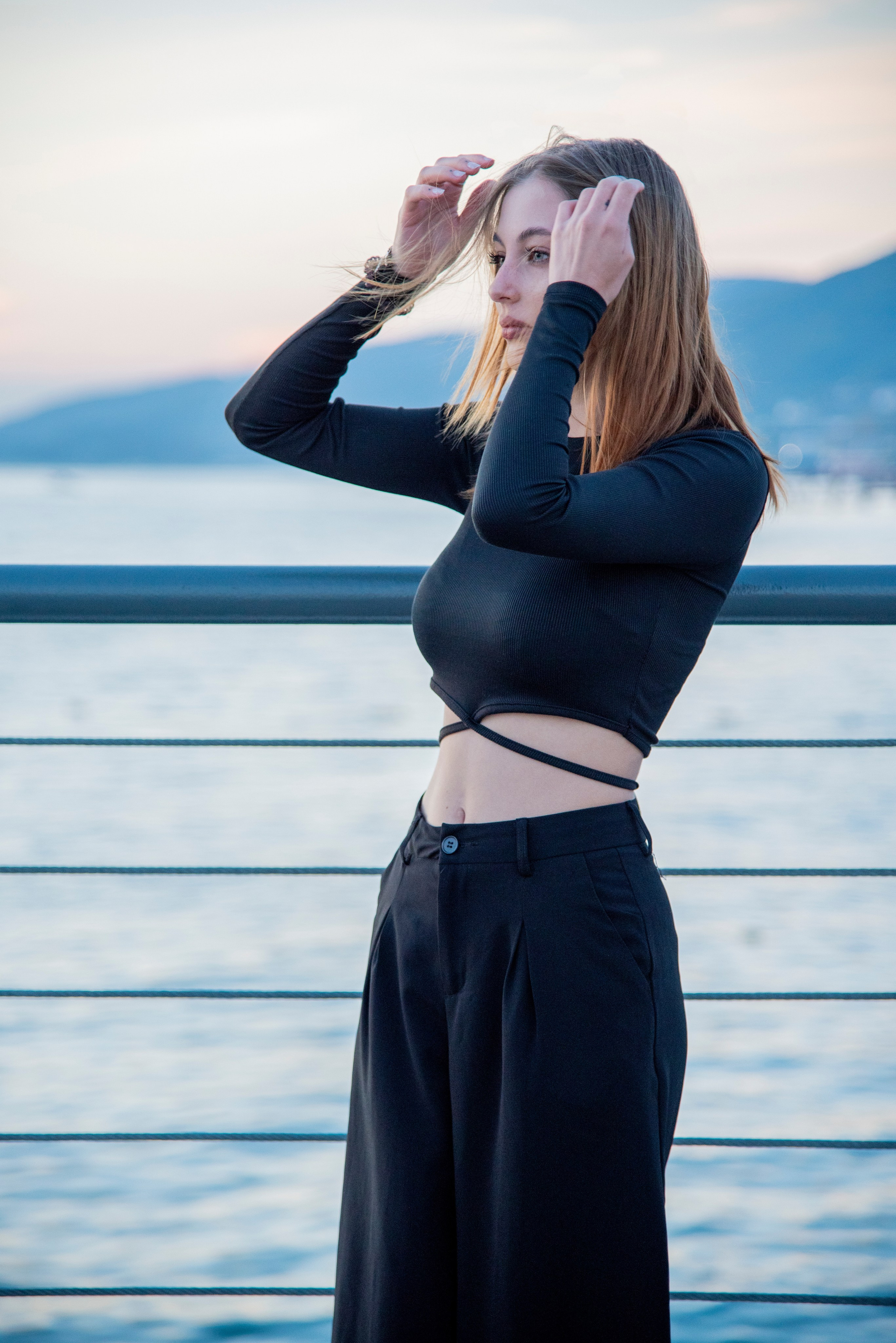 девушка в чёрном, модель. чёрноморское побережье. закат. посёлок Лазоревское