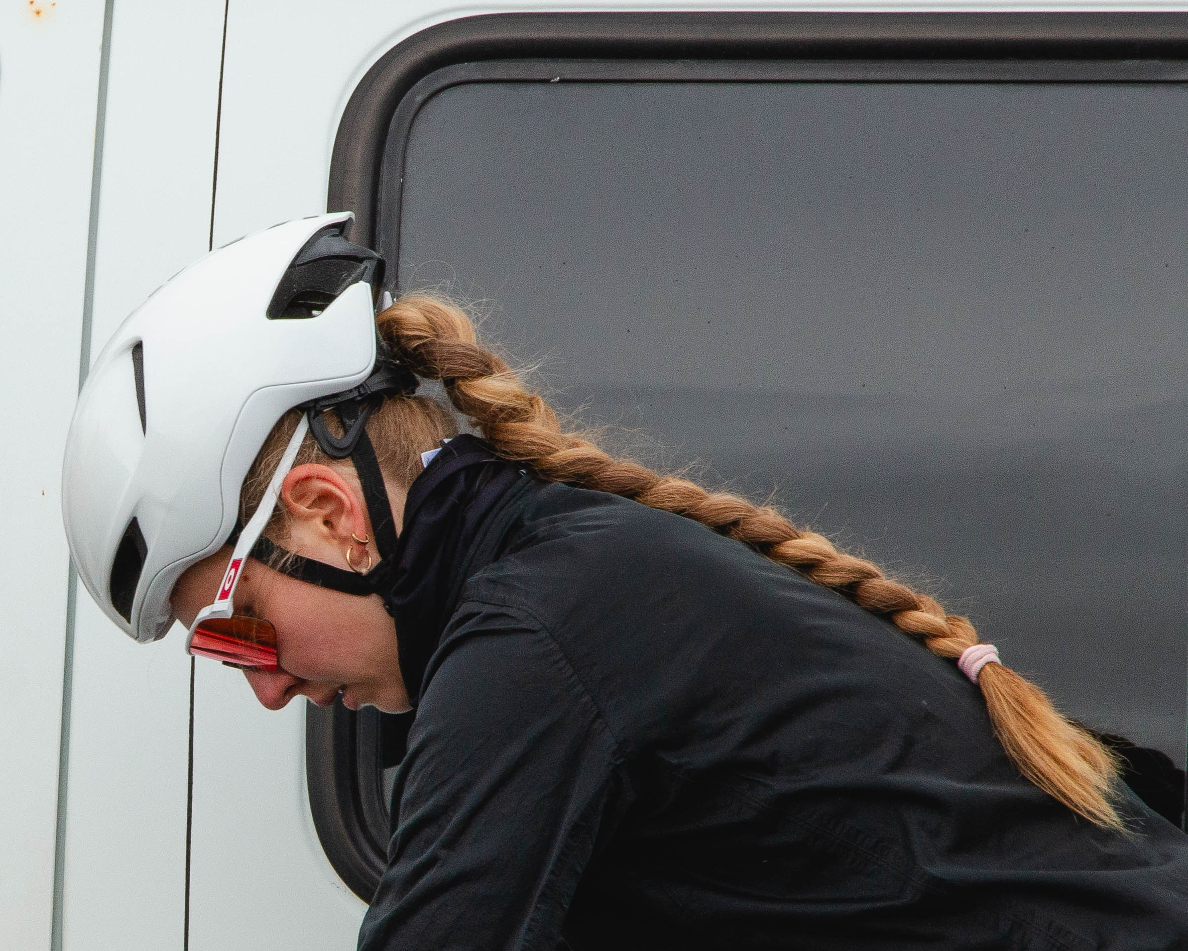 Велосипедистка тренируется на тренажёре перед стартом гонки