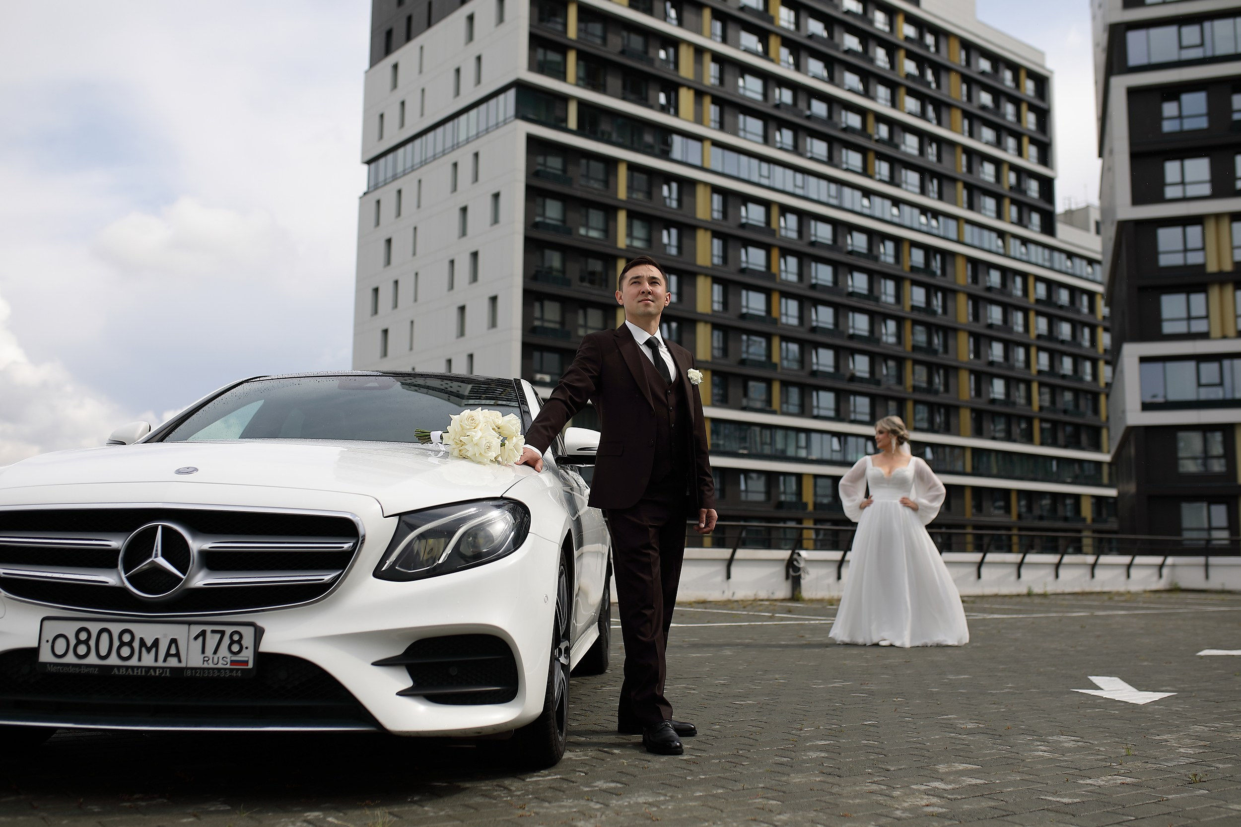 невеста возле свадебной машины
