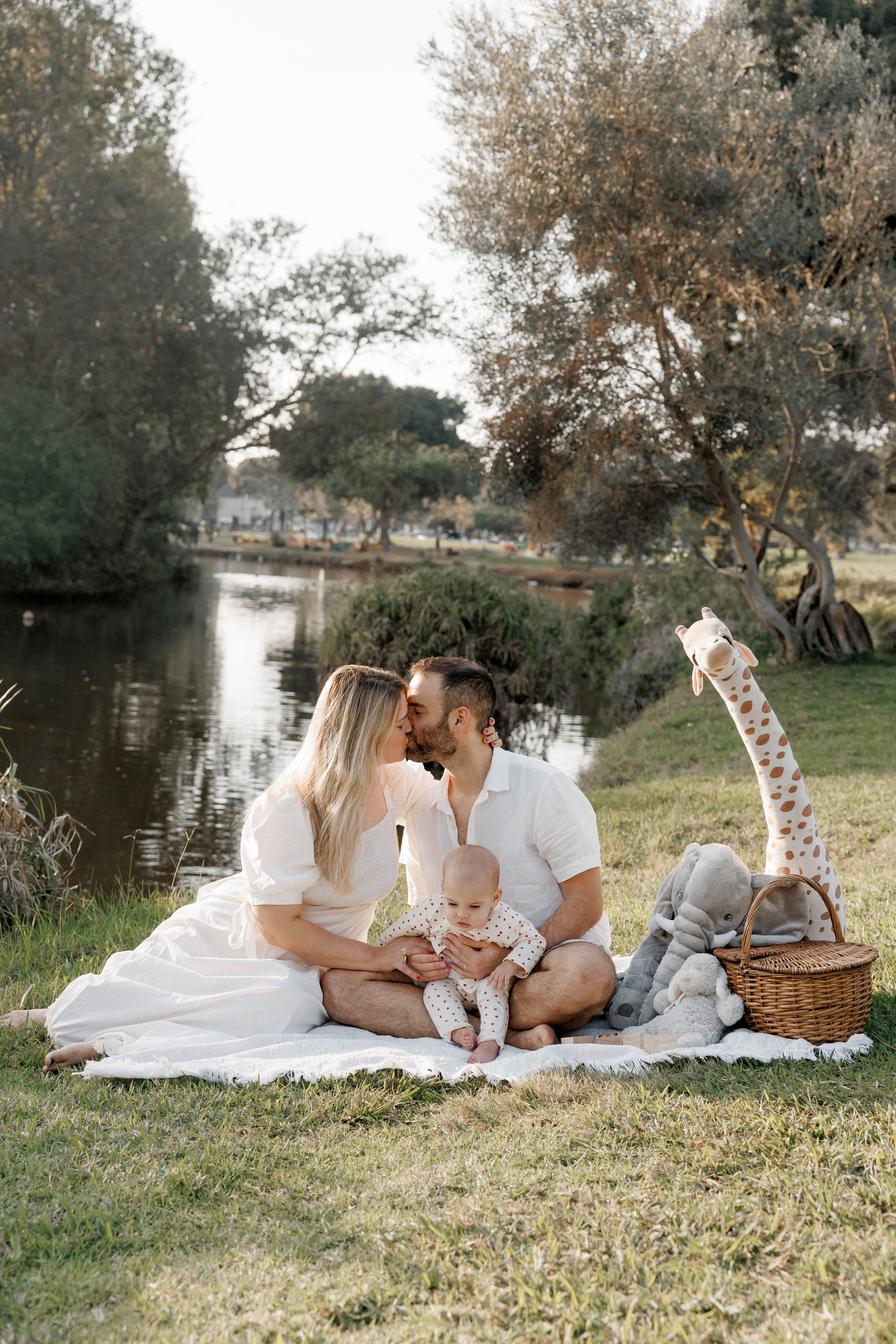 First year photoshoot inside the park (sunset). Wedding and family photographer